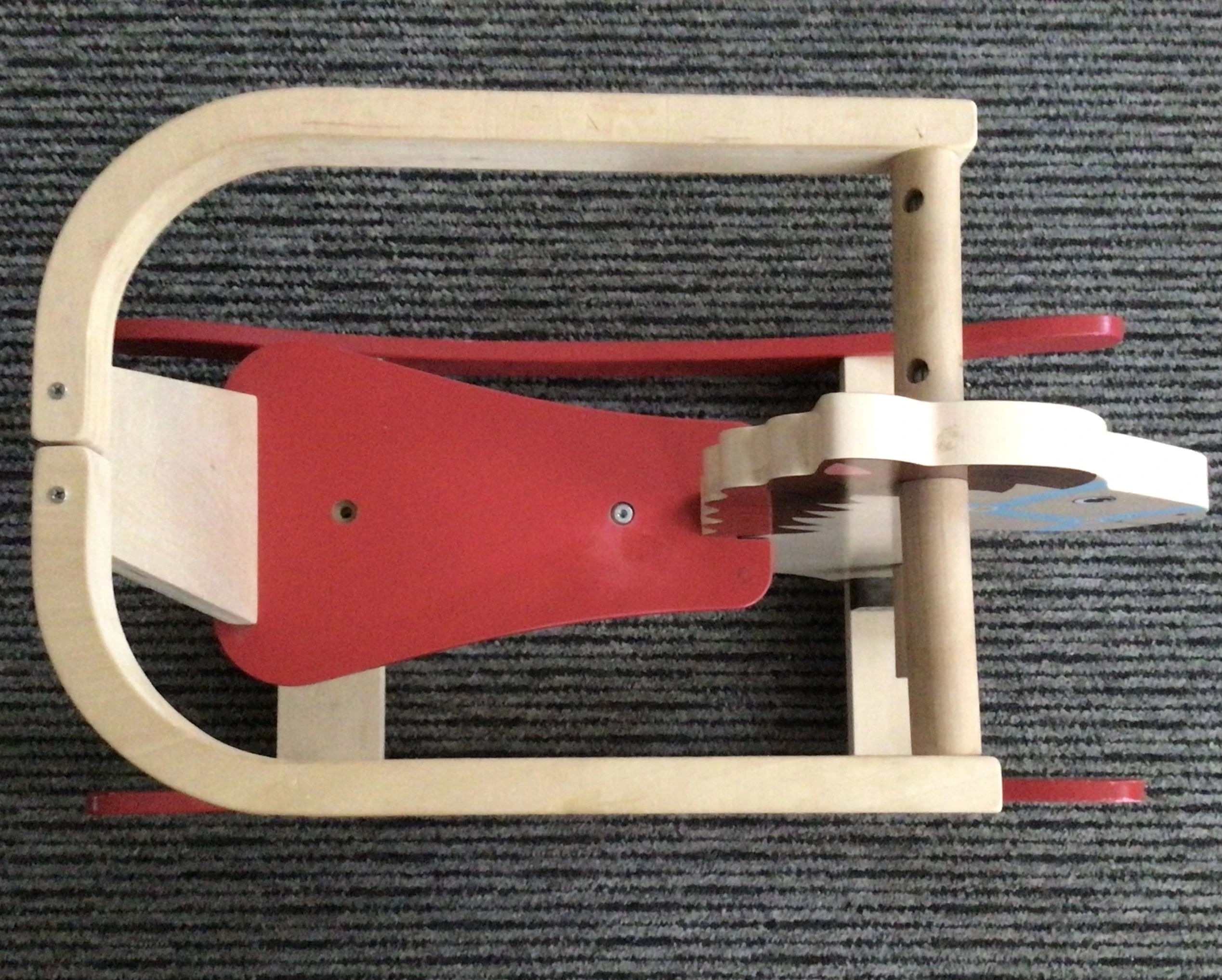 Seitenansicht des Holzspielgeräts.