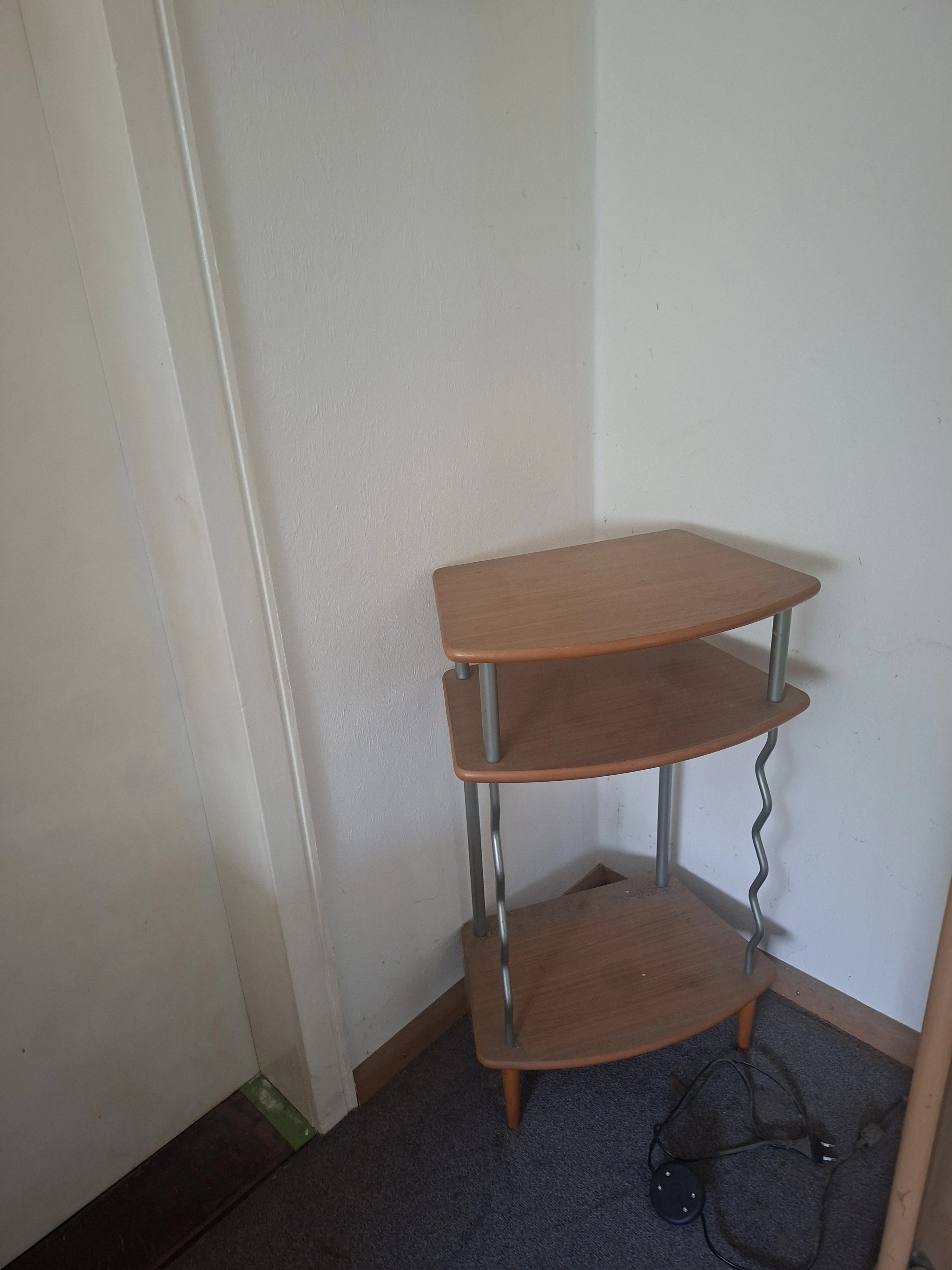 Ablagetisch/Beistelltisch mit Ablagefächer.