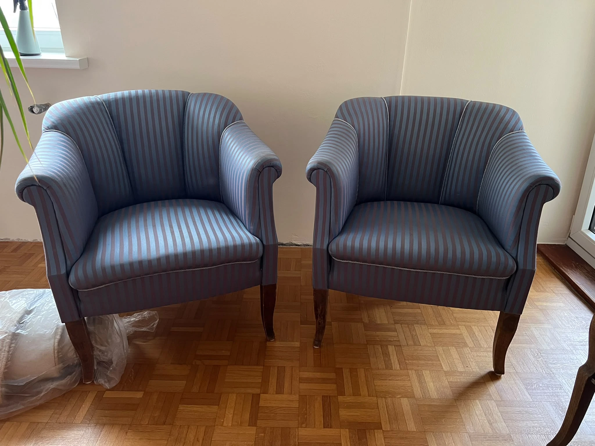 2 zum Sofa passende Sessel