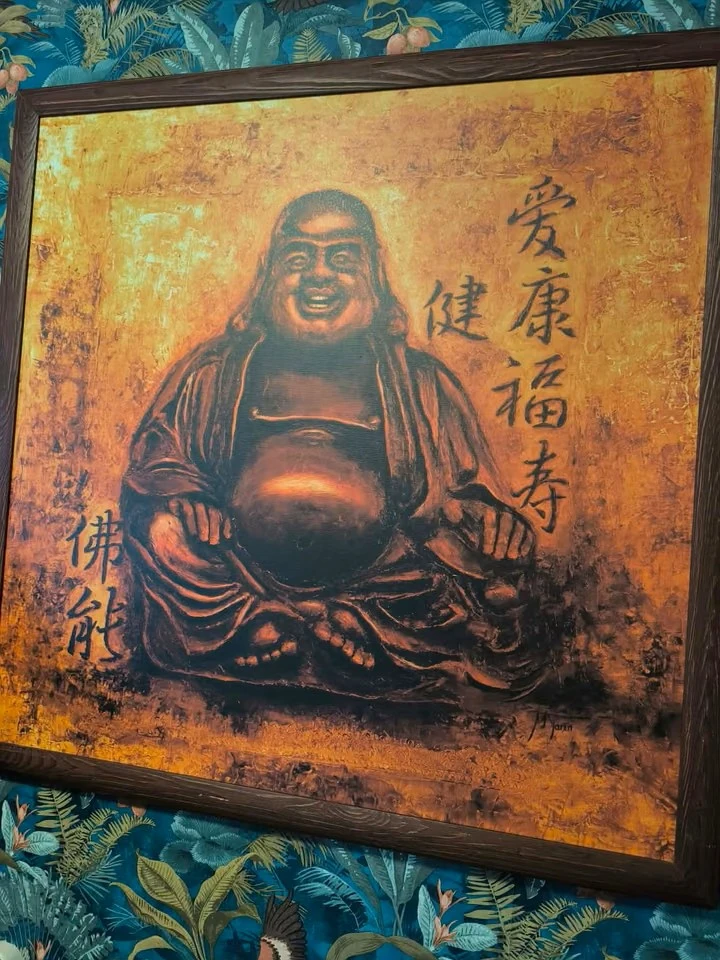 Buddha in warmen Orange Tönen