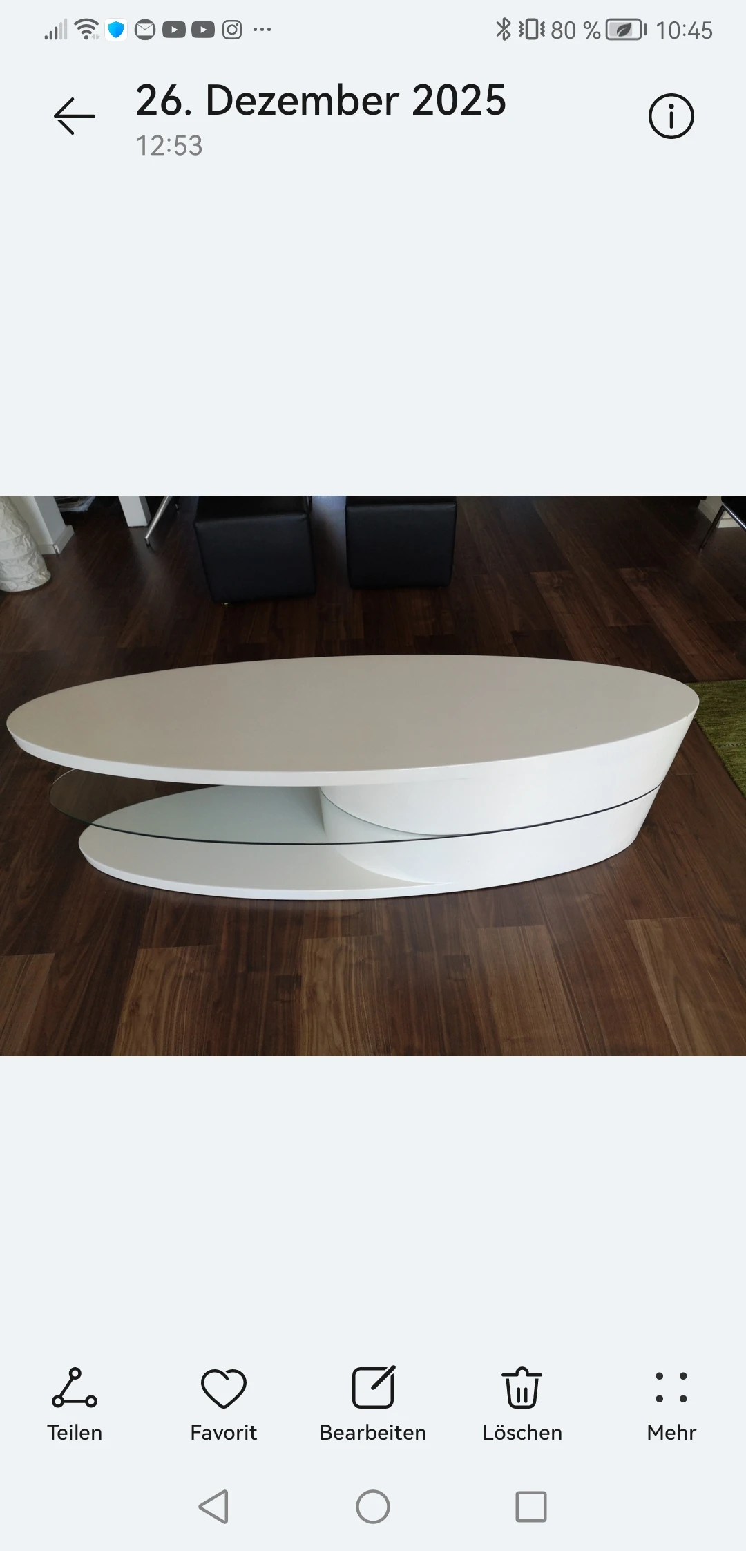 Moderner Tisch, stabil massiv