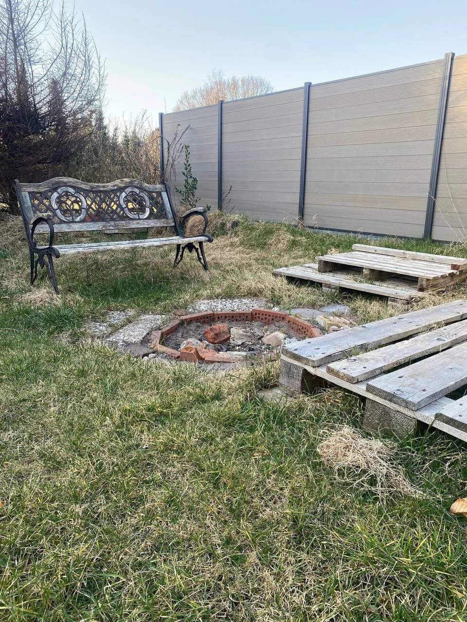 Garten mit Feuerstelle