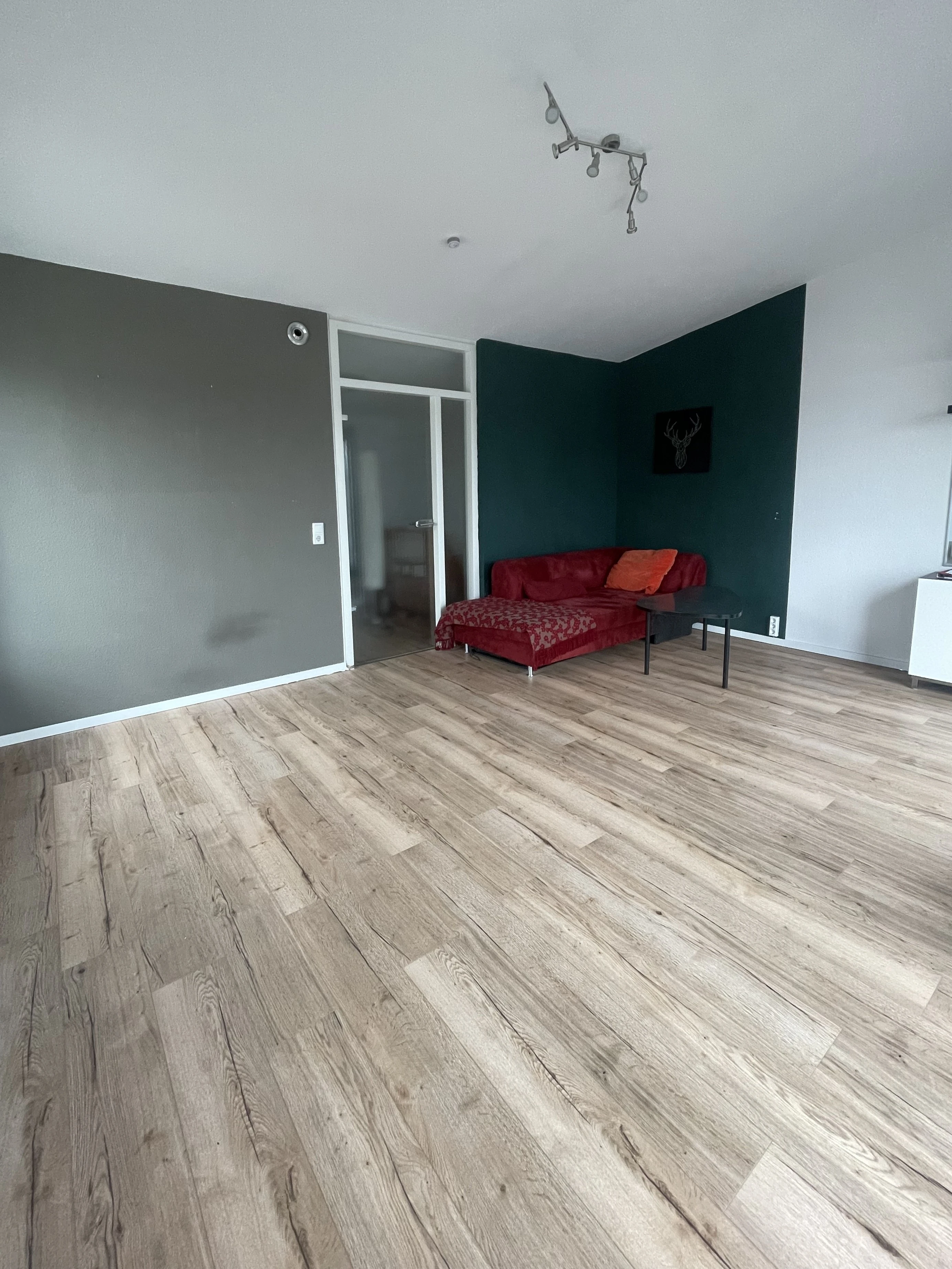 Blick vom Fenster ins Zimmer
