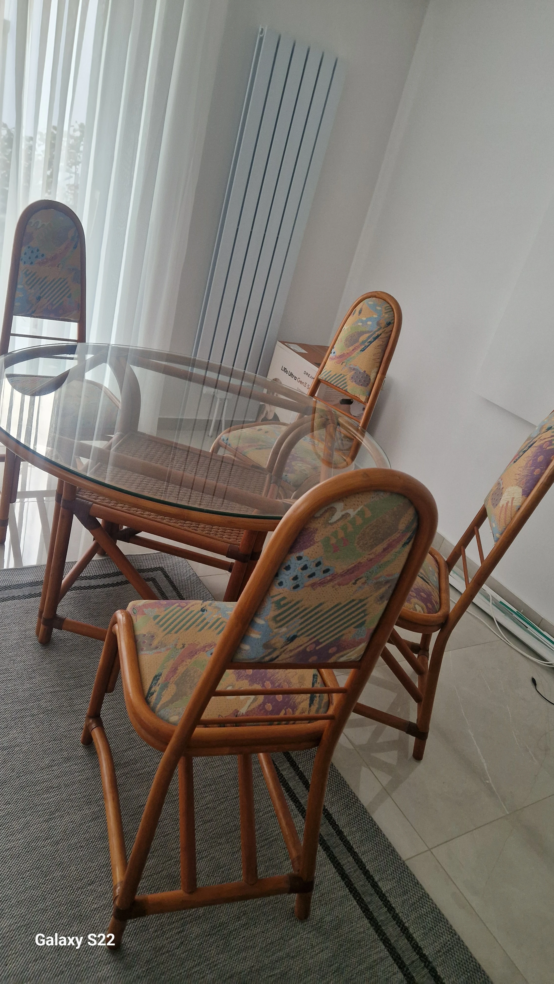  - Set: 1 Tisch und 4 Stühle - Design: Vintage-Optik, echte Handarbeit