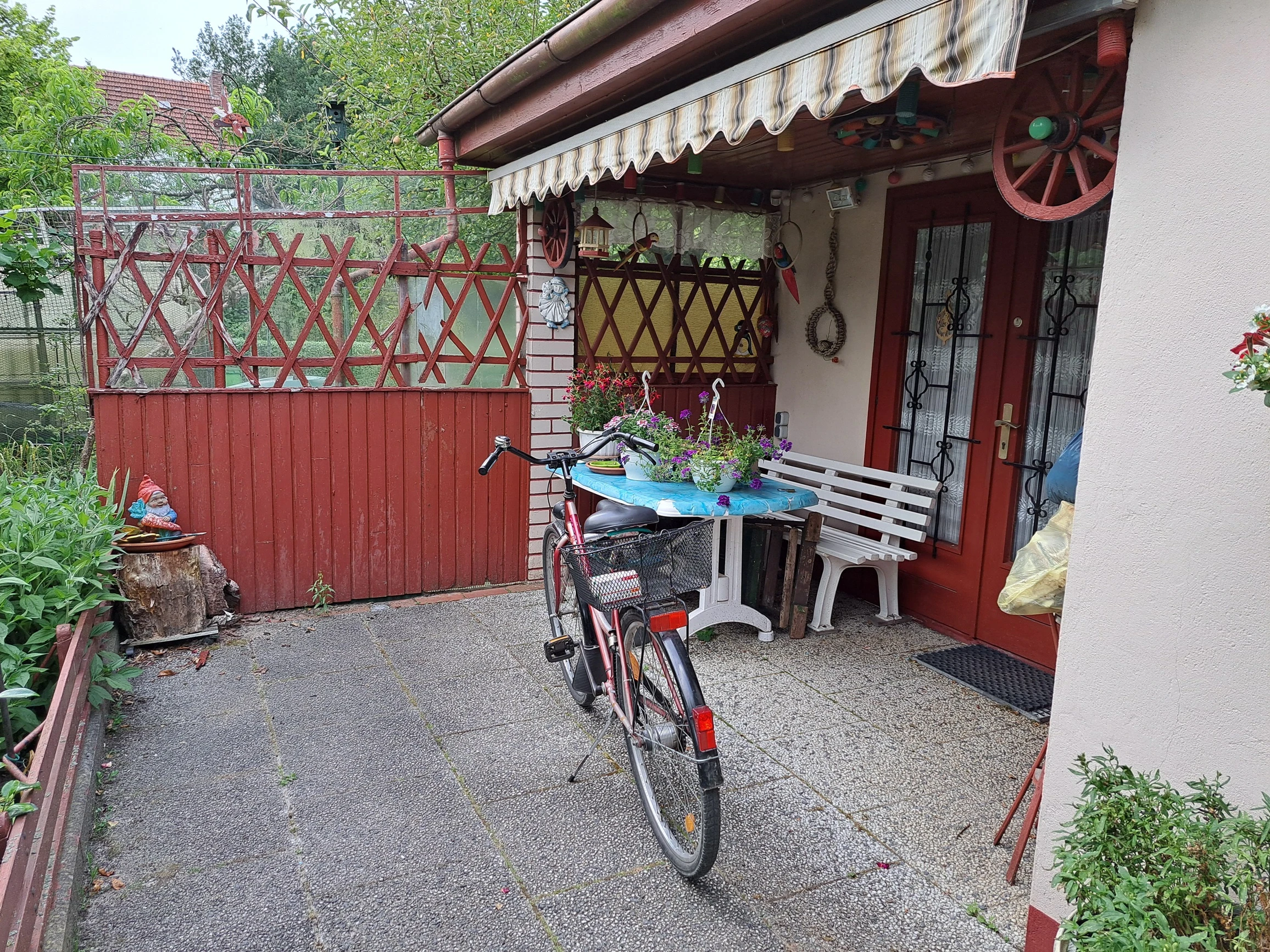 Große Terasse vor dem Haus