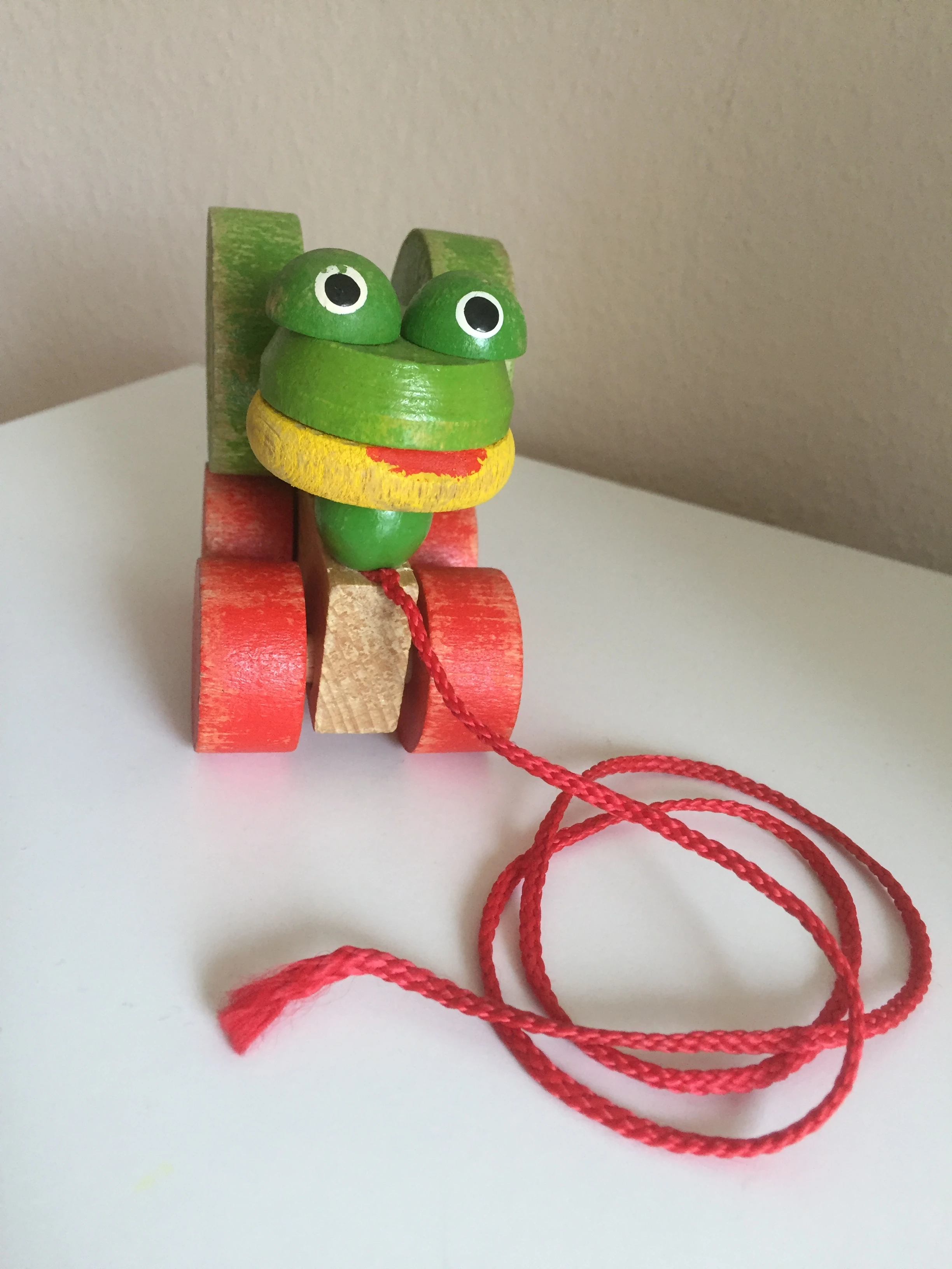 Ziehspielzeug Fröhlicher Frosch aus Holz 