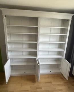 Regal mit geöffnetem Unterteil