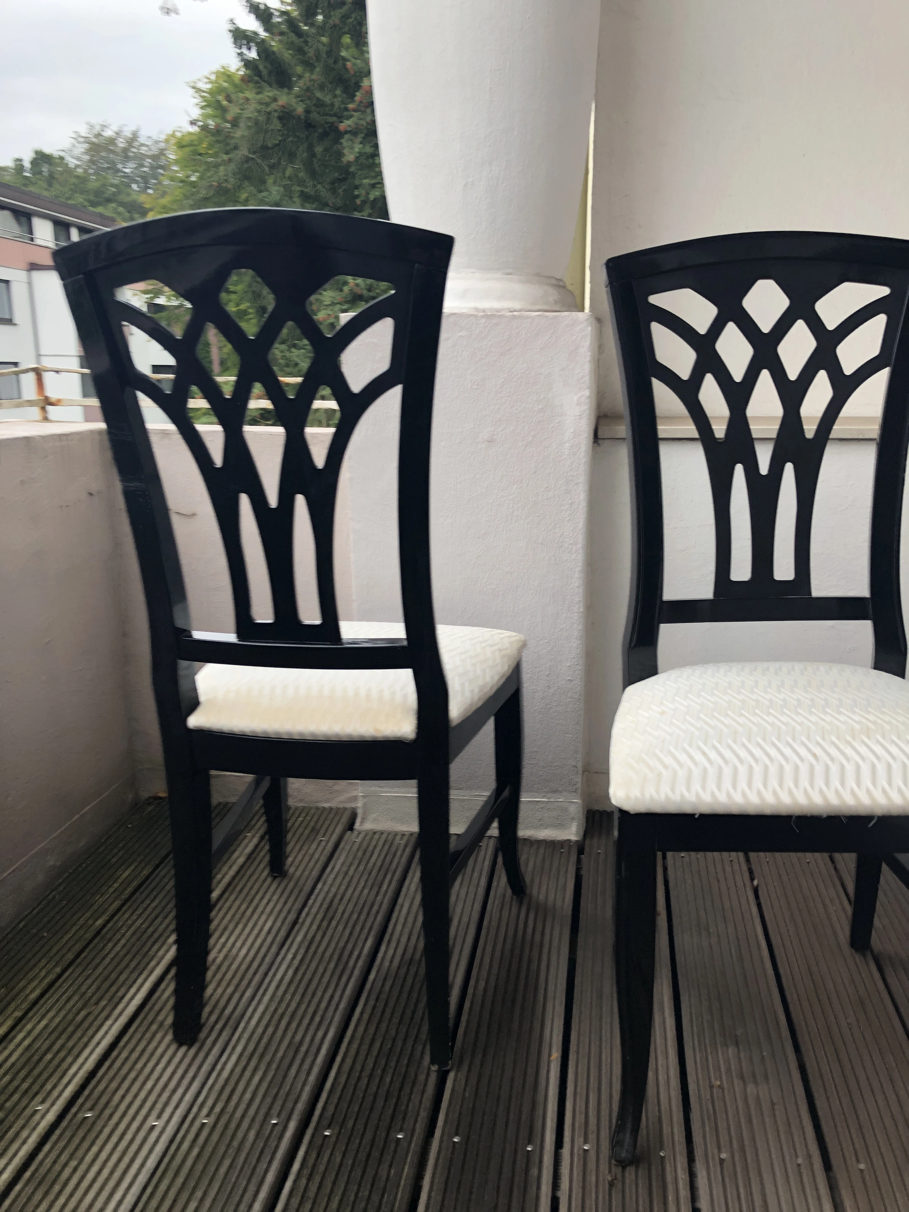 2 schwarze Stühle