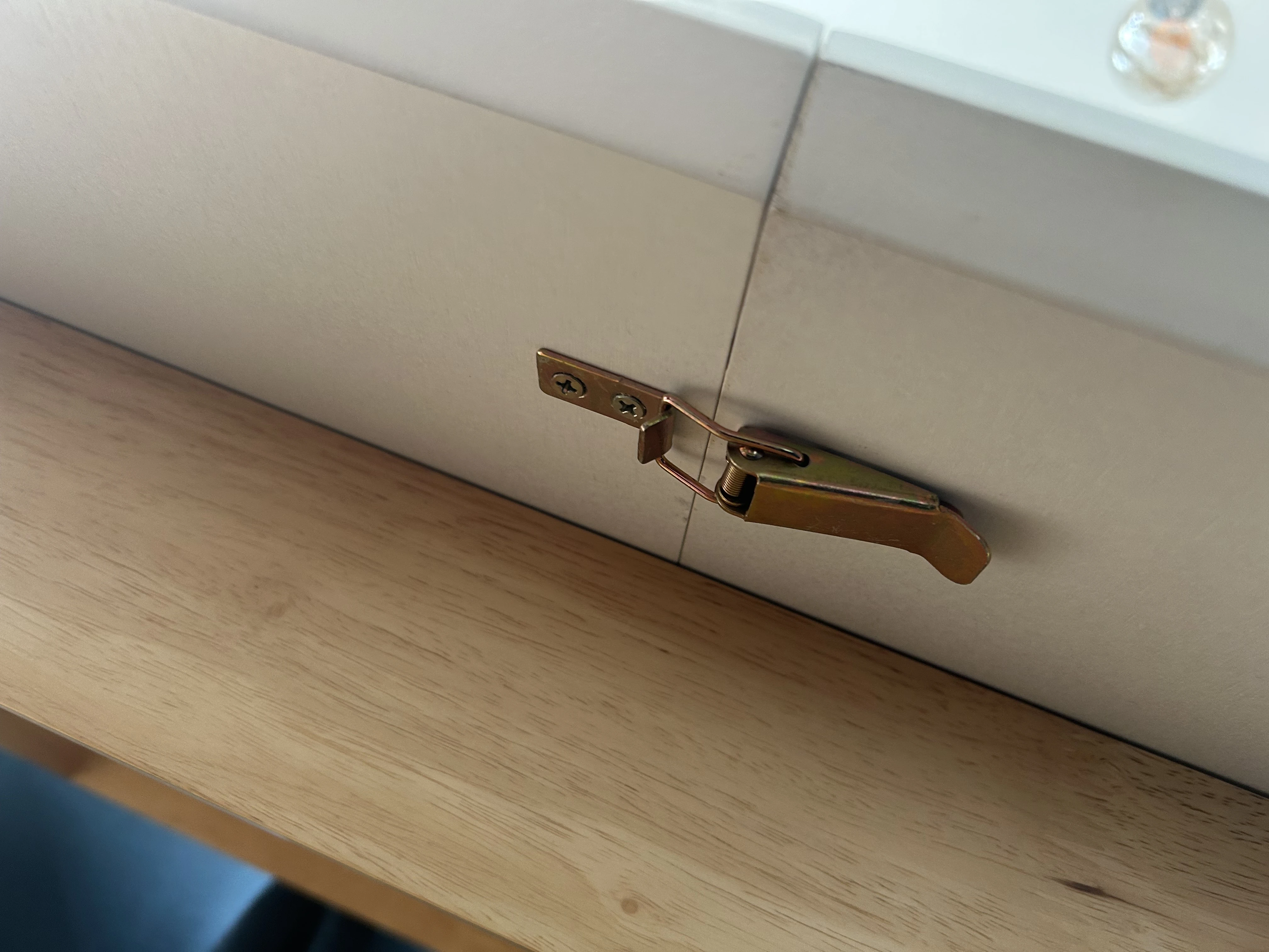 Tisch mit Stühlen 