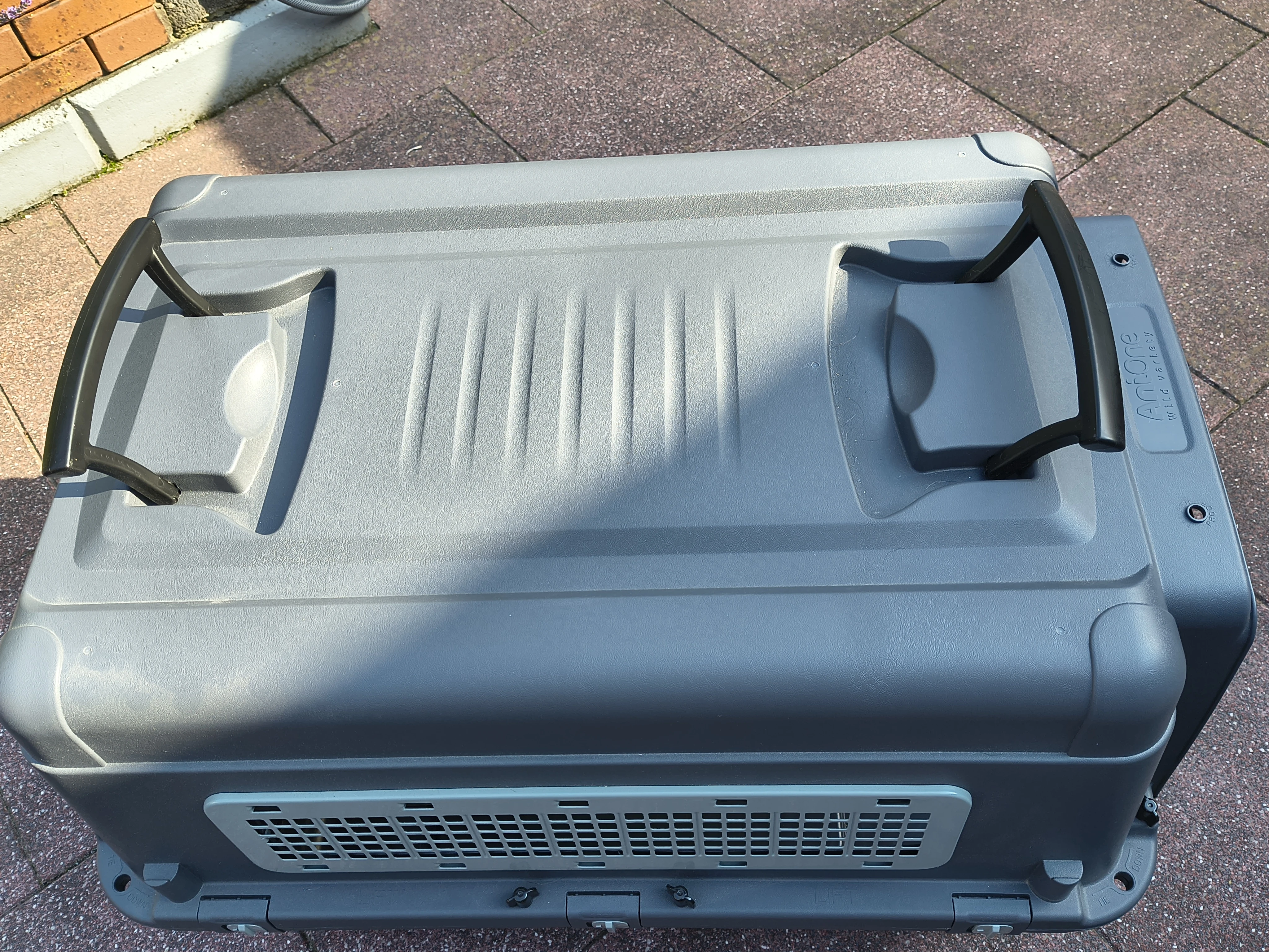 Von oben mit Transportgriffen