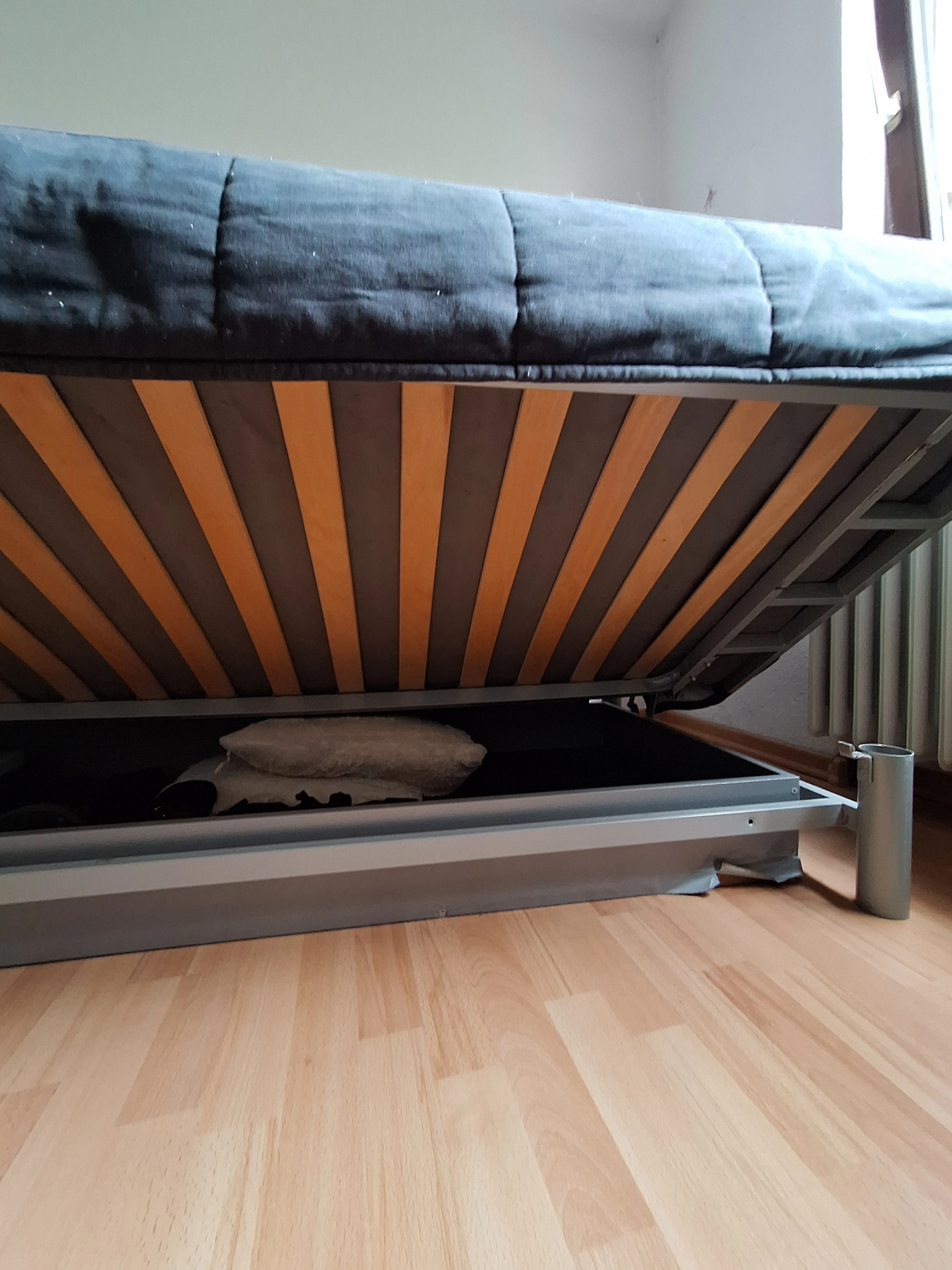 Stauraum unter dem Sofa