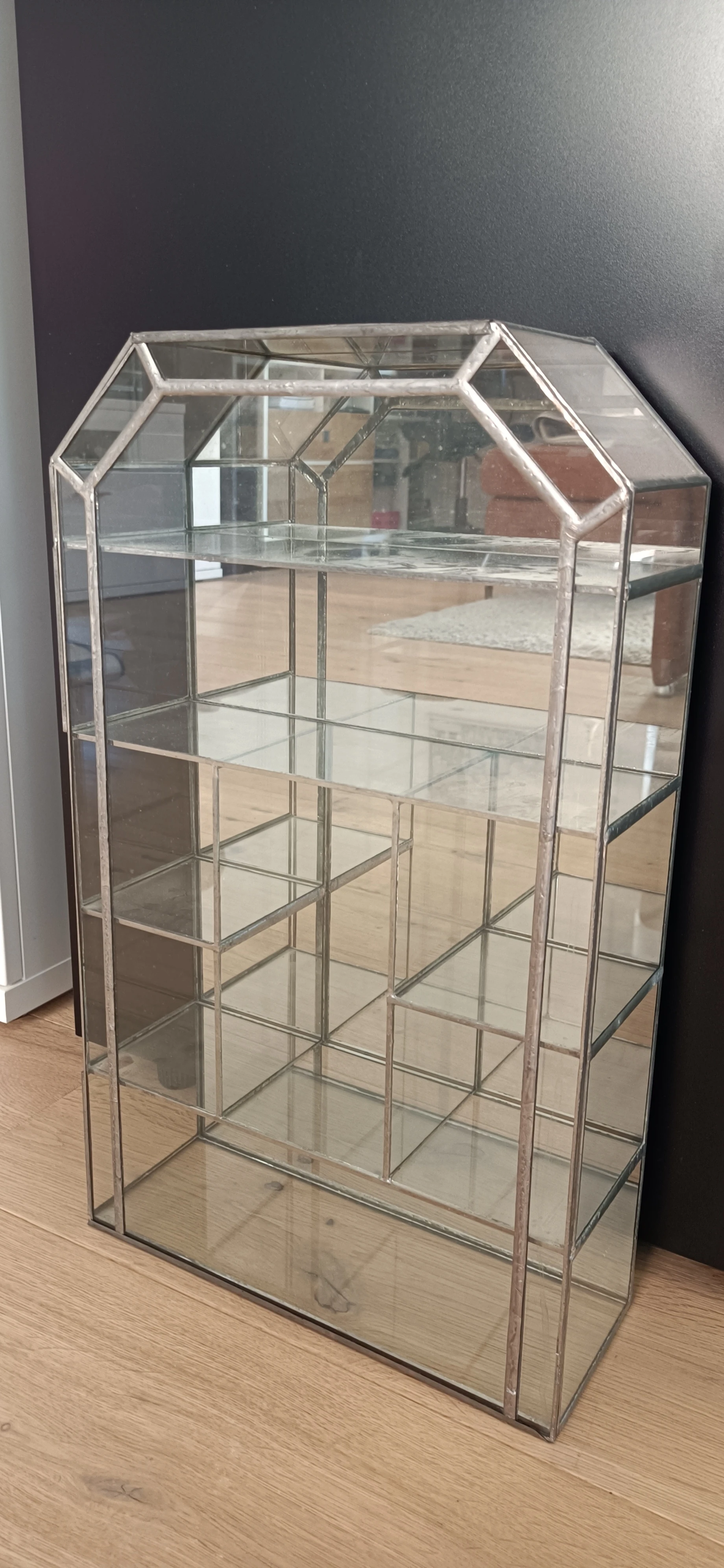 Glas mit Spiegelrücken und Schiebetür 