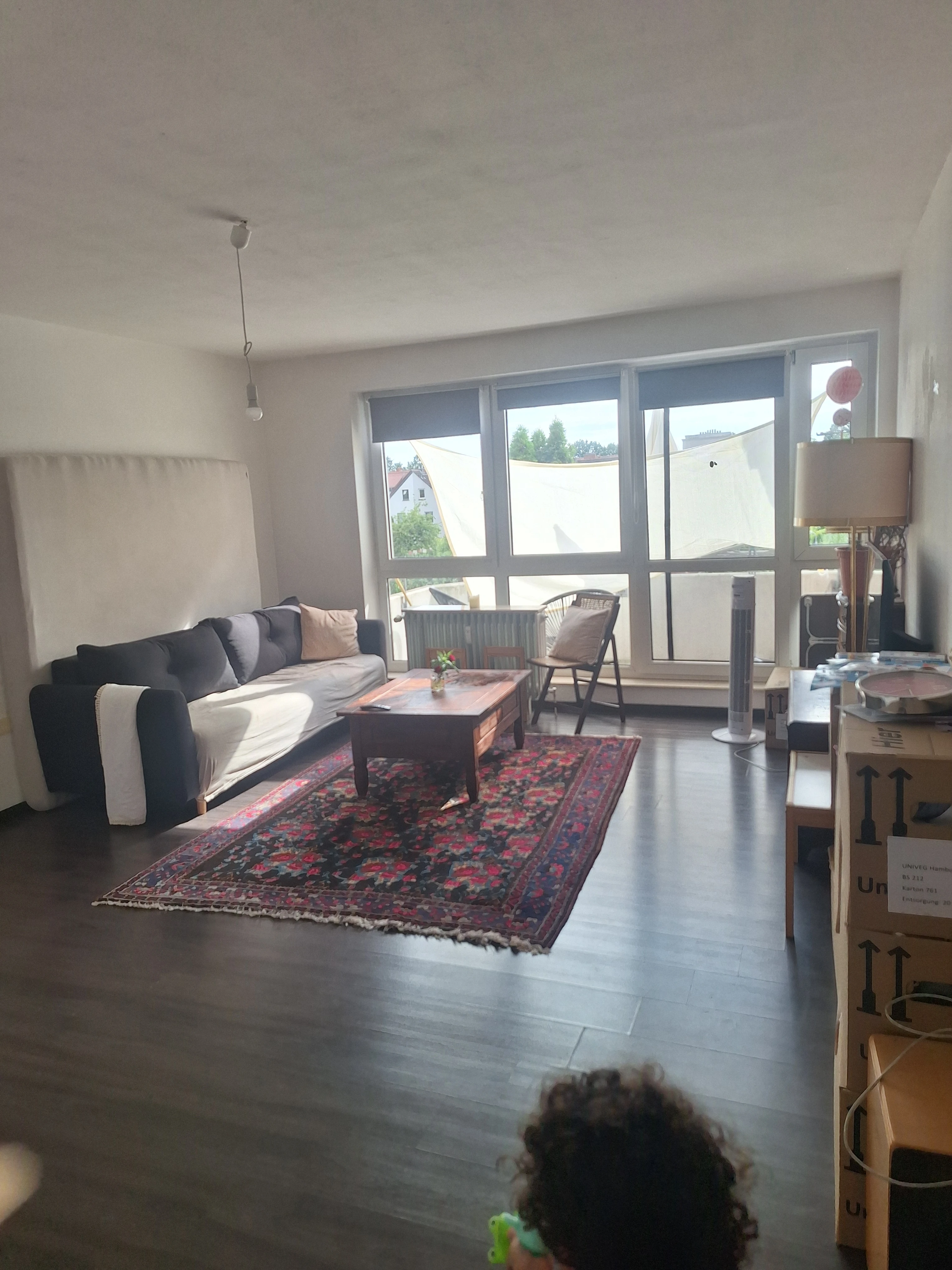 Wohnzimmer mit Balkon