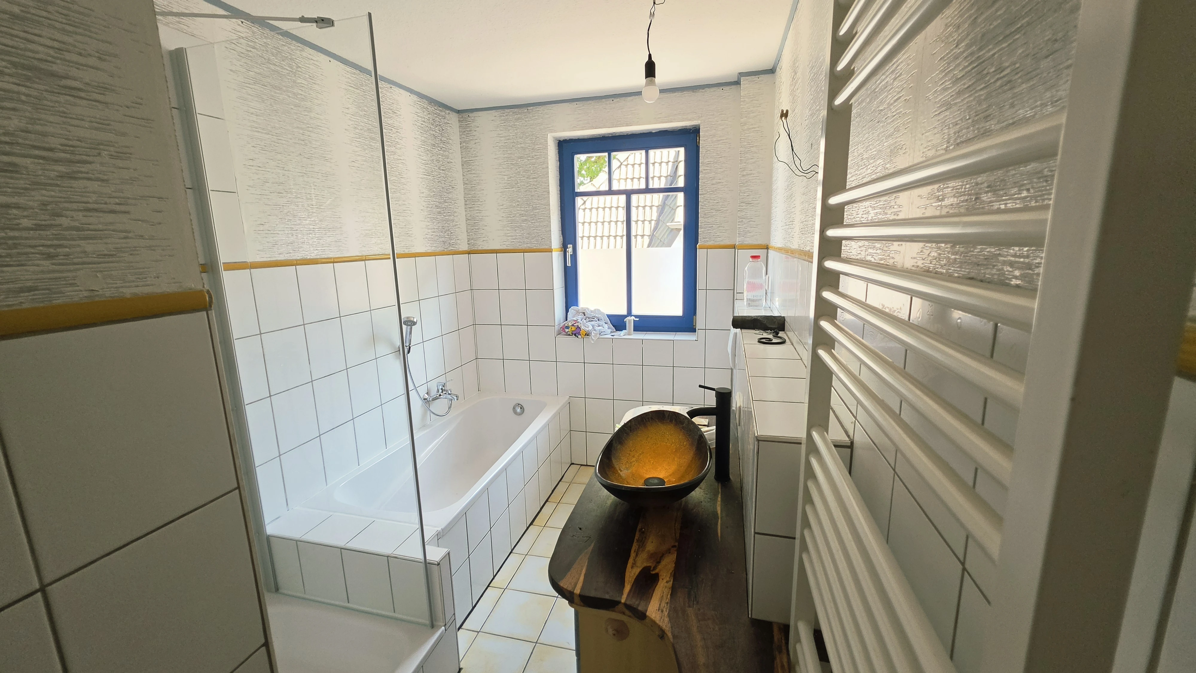 Bad mit Dusche und Wanne