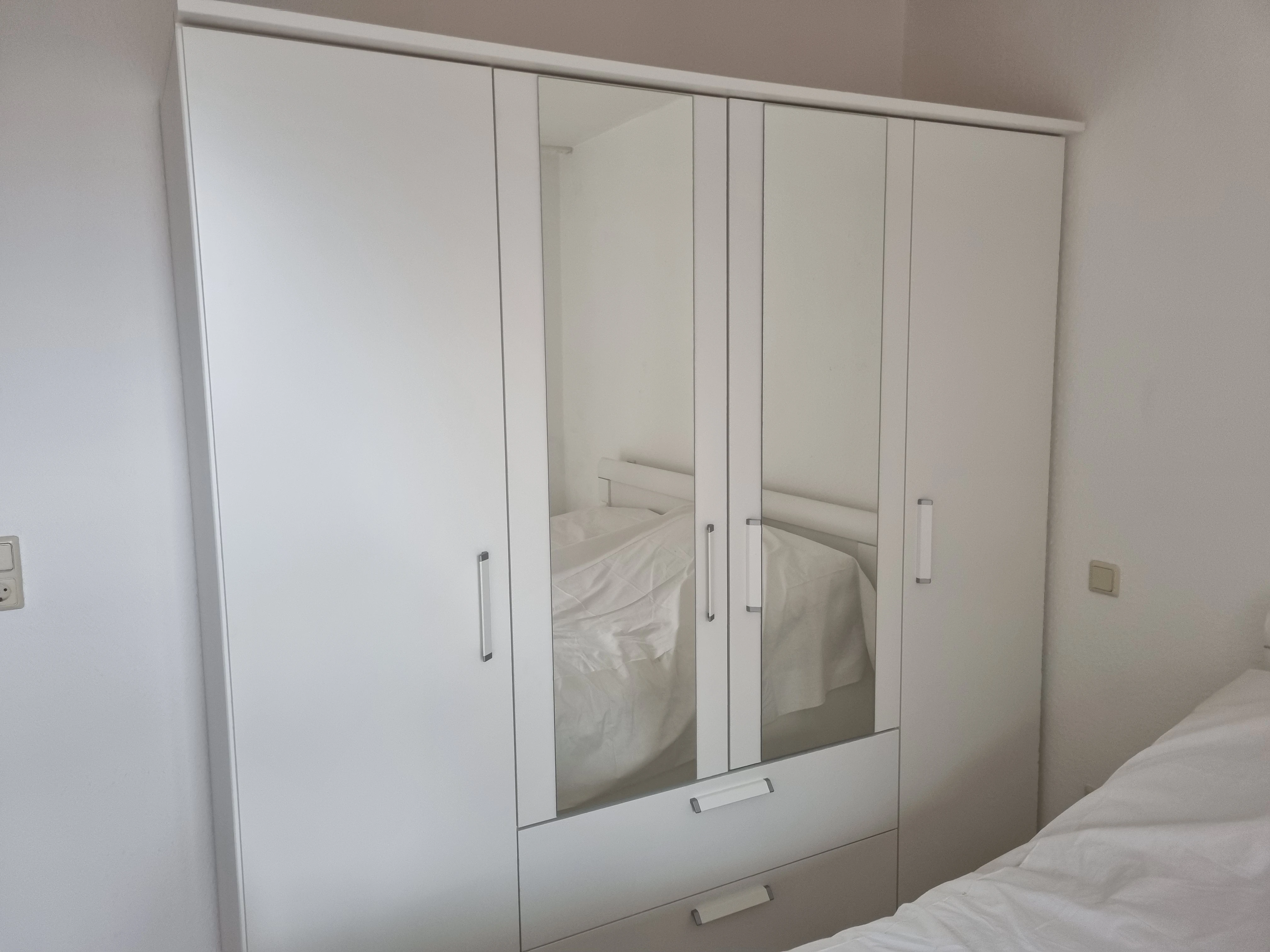 Kleiderschrank (neuwertig aus Musterwohnung)