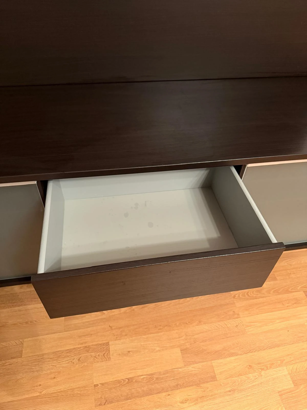Sideboard braun obere Schublade mit Verfärbung