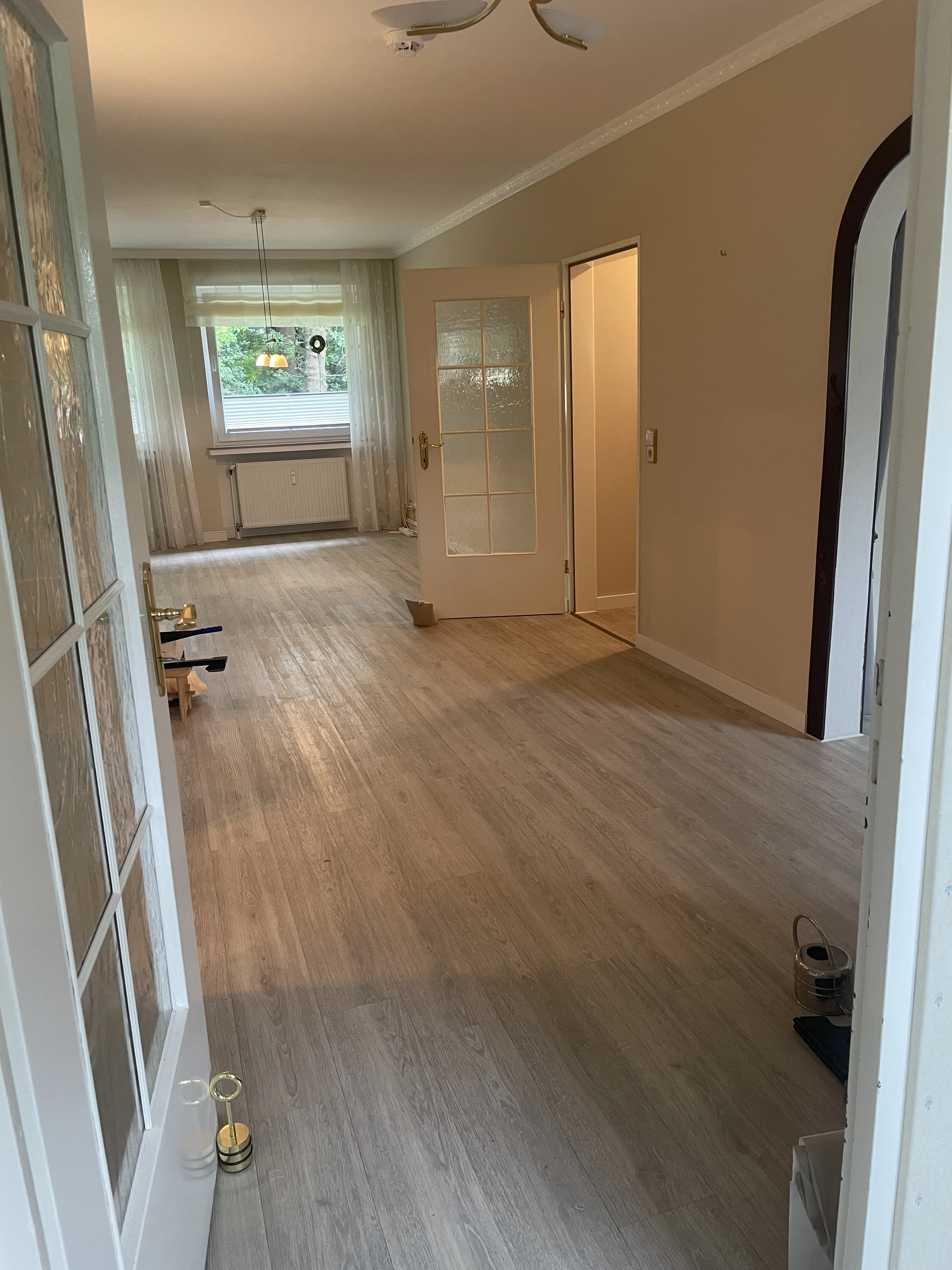 Wohnzimmer mit Balkon 