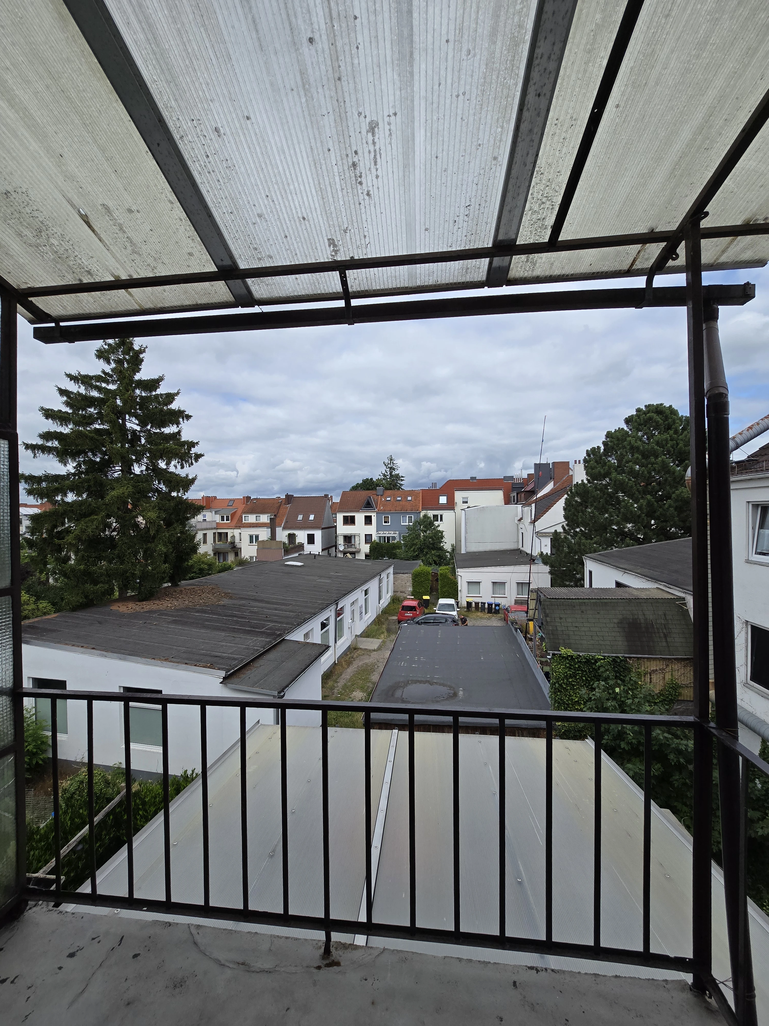 Überdachter Balkon in der 2. Etage zum Garten hin