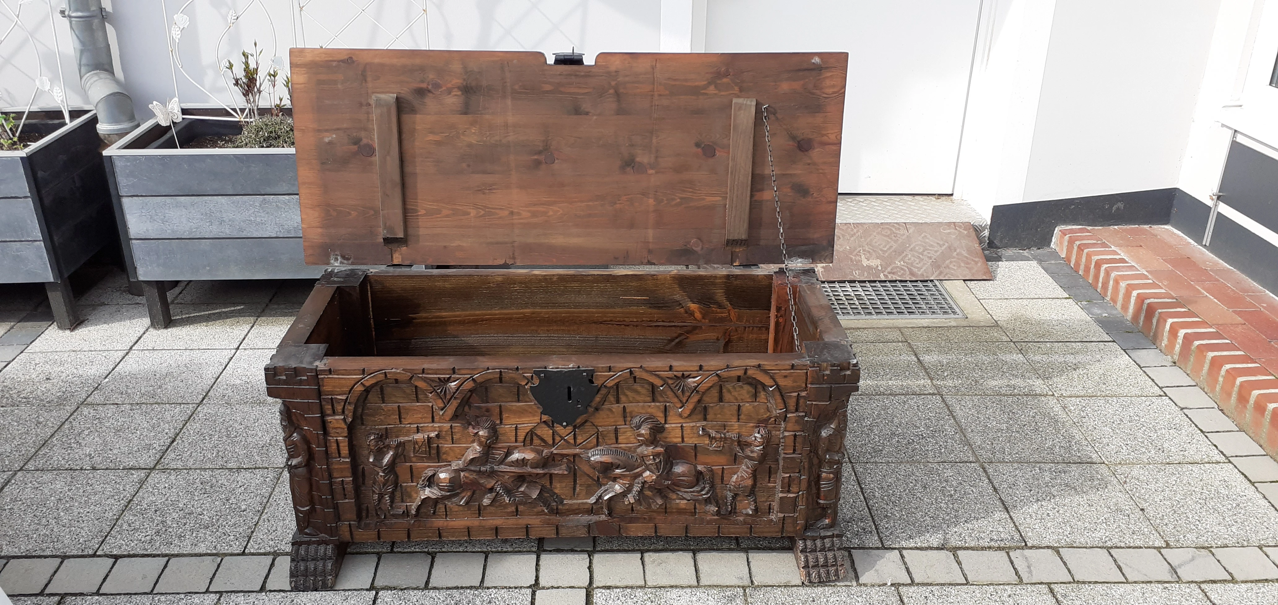 offene Holztruhe