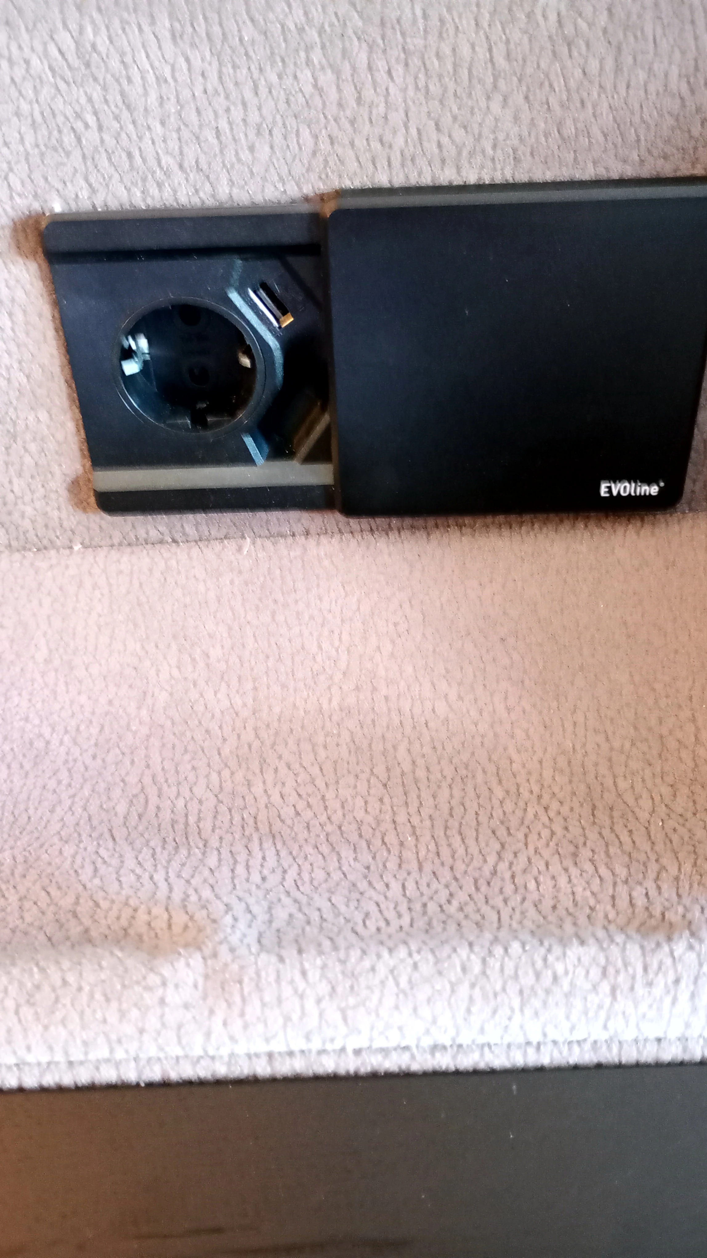 Steckdose&USB am ausklappbaren Tisch