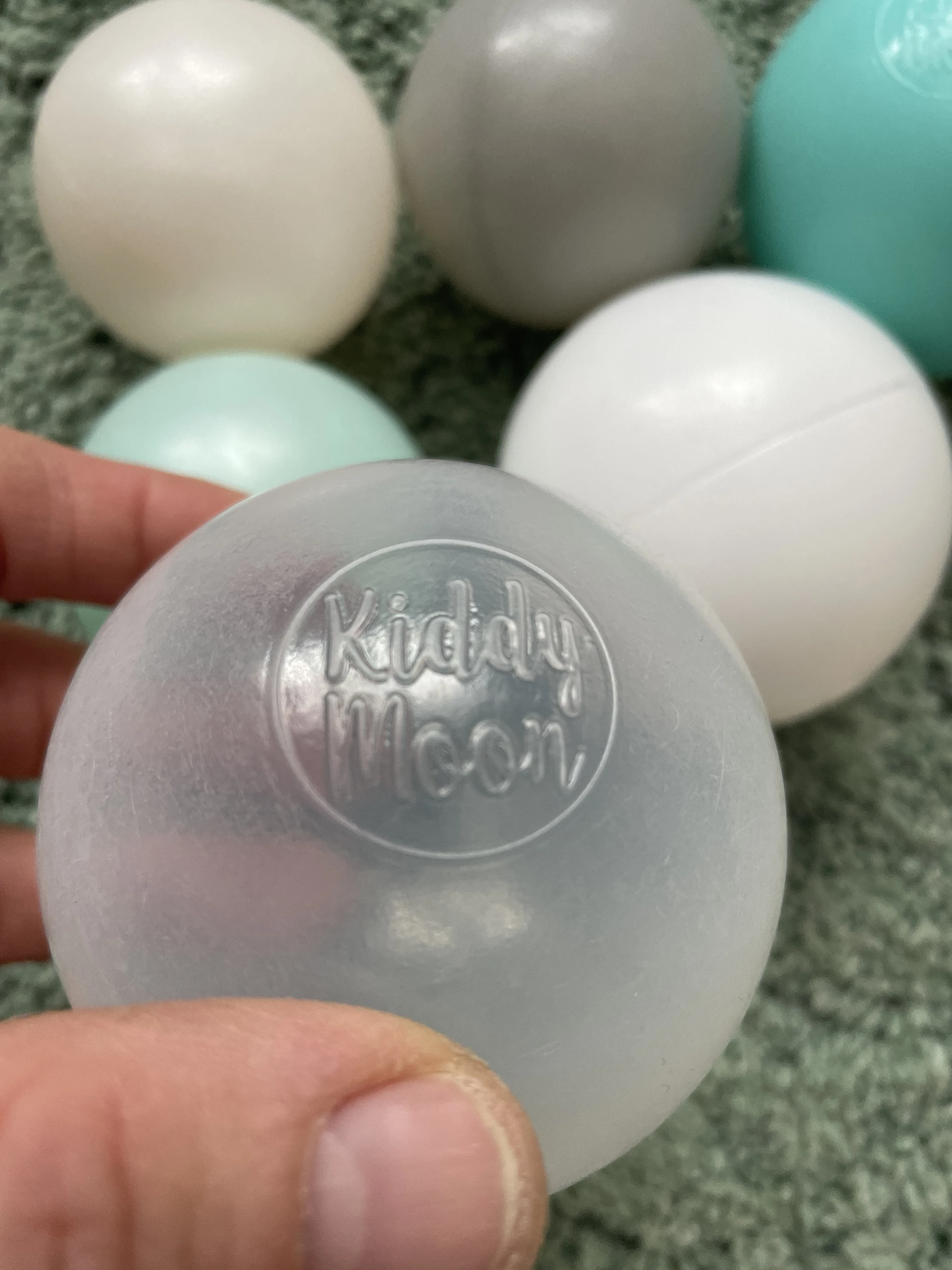 Die größeren Bälle sind von der Marke Kiddy Moon, die kleineren haben keine Prägung.