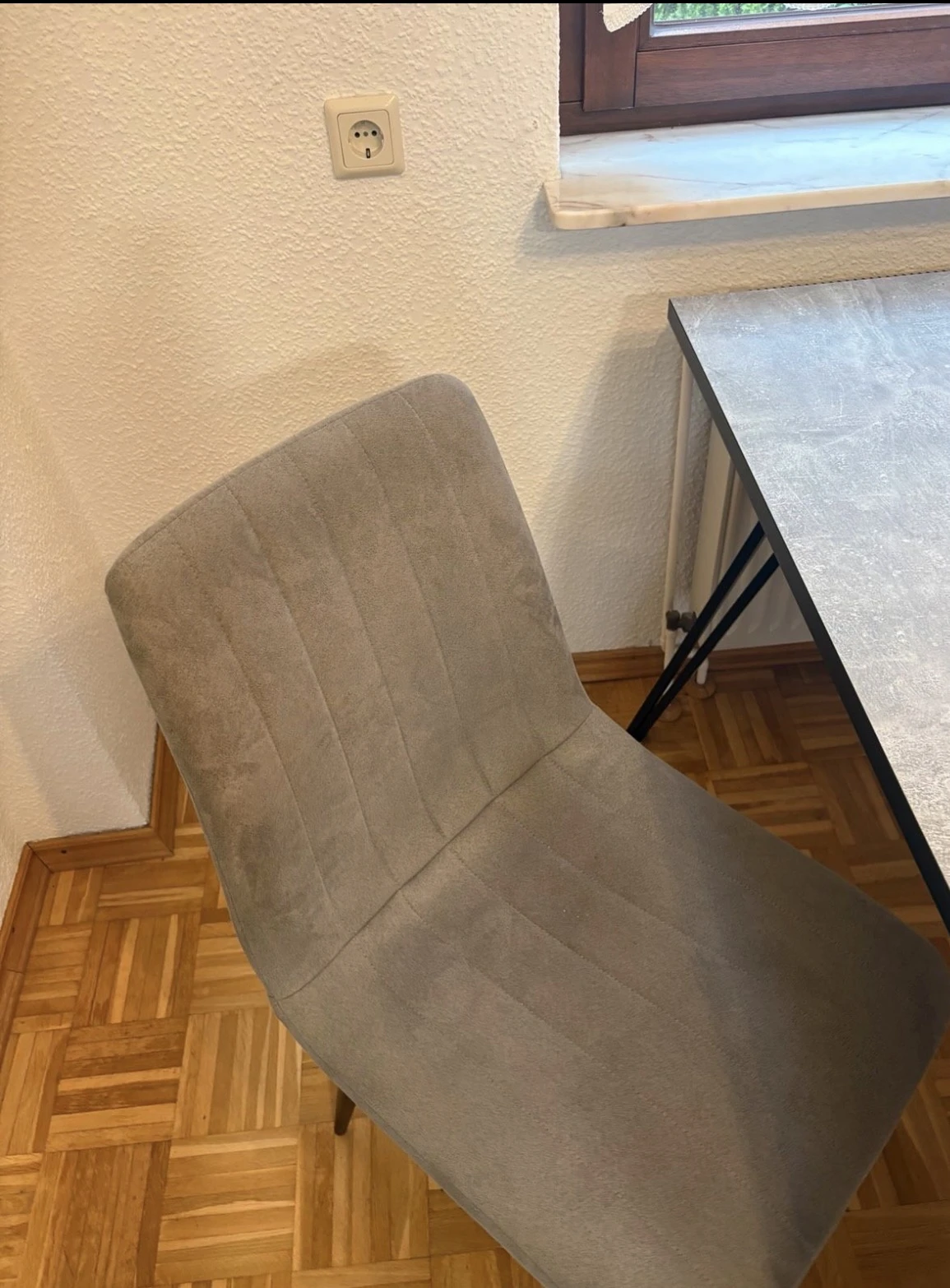 Stuhl grau 