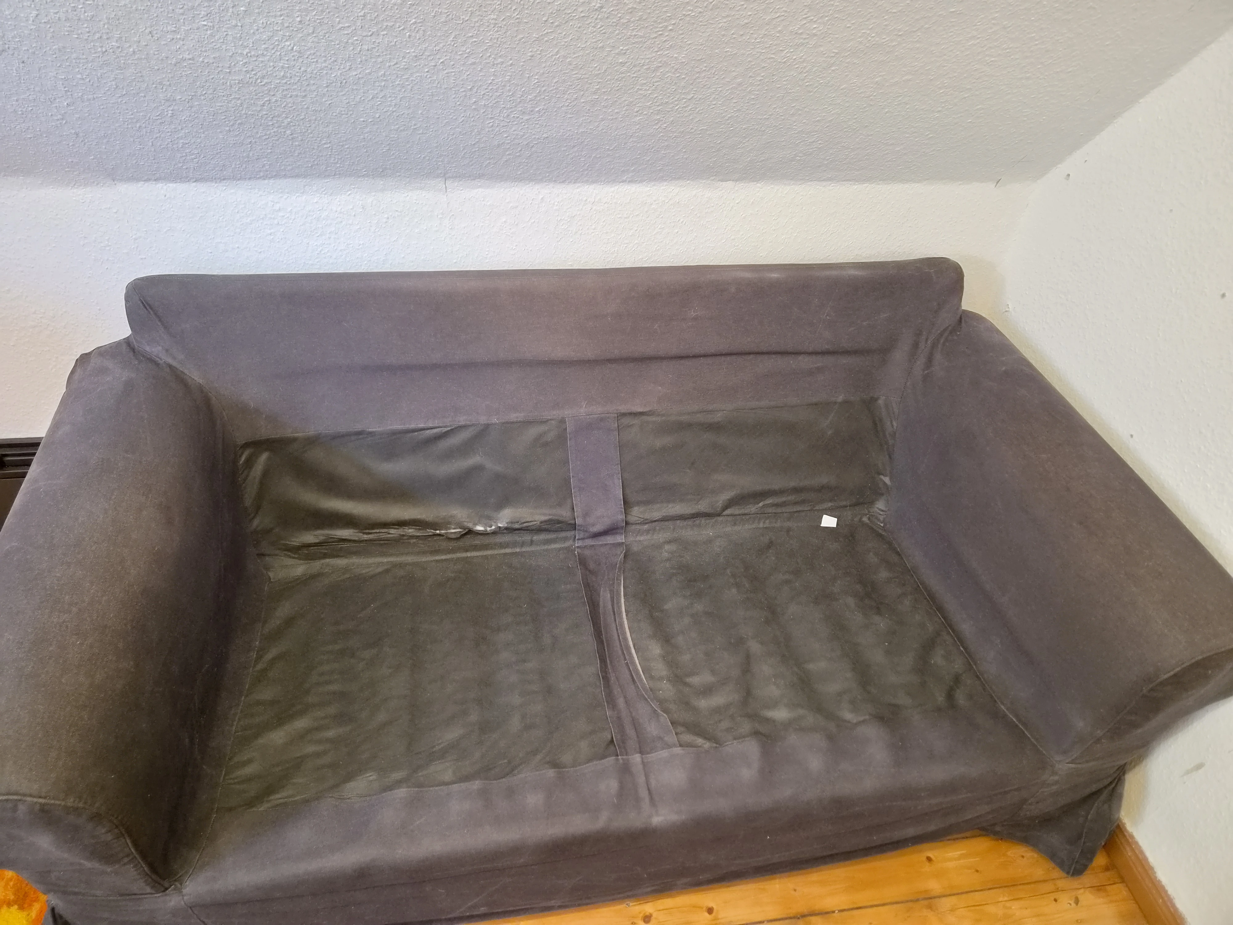 Das Sofa ohne die Kissen. Links ist der Riss zu sehen