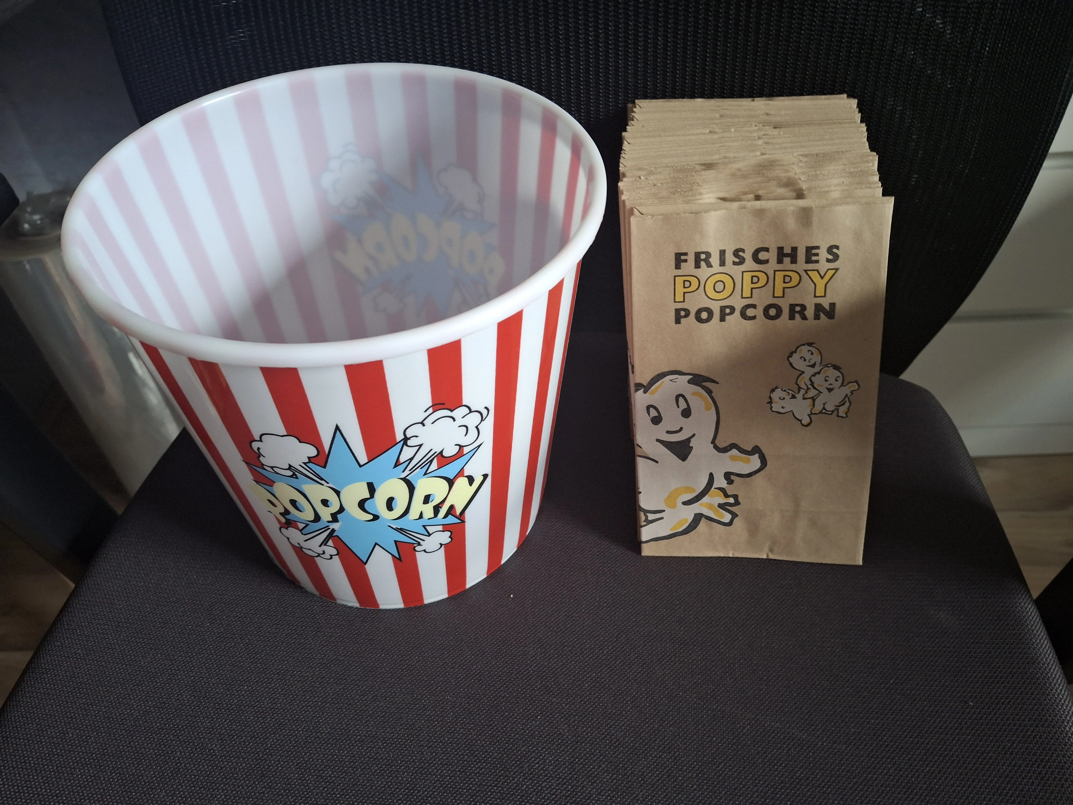 Popcorn Eimer sowie Tüten 