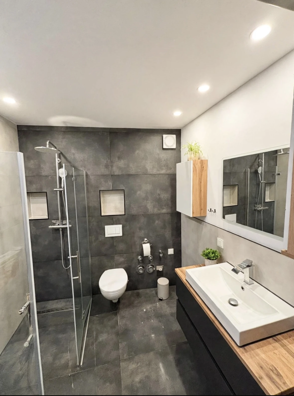 Modernes, frisch renoviertes Badezimmer in sehr schönem Zustand