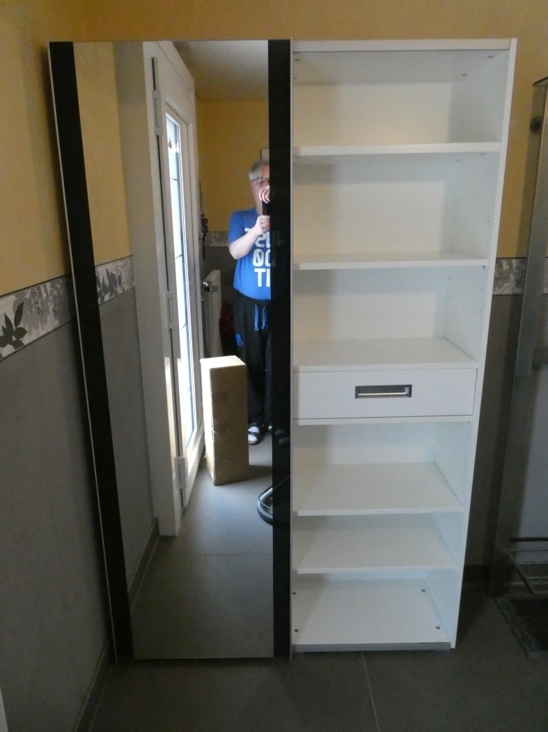 Schrank Seite mit Fächern