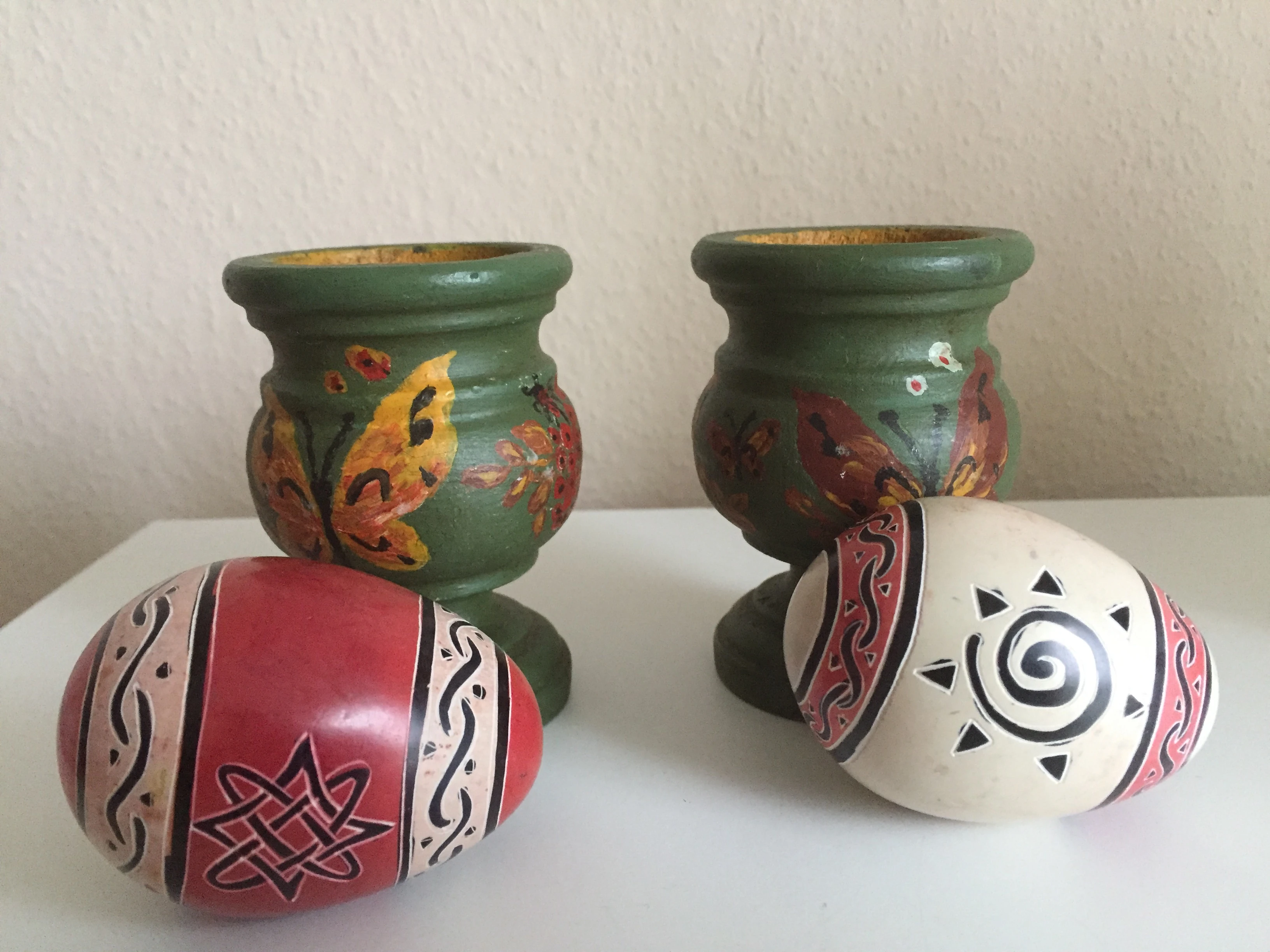 Alte Stopf/Oster-Eier im Holzeierbecher handbemalt 