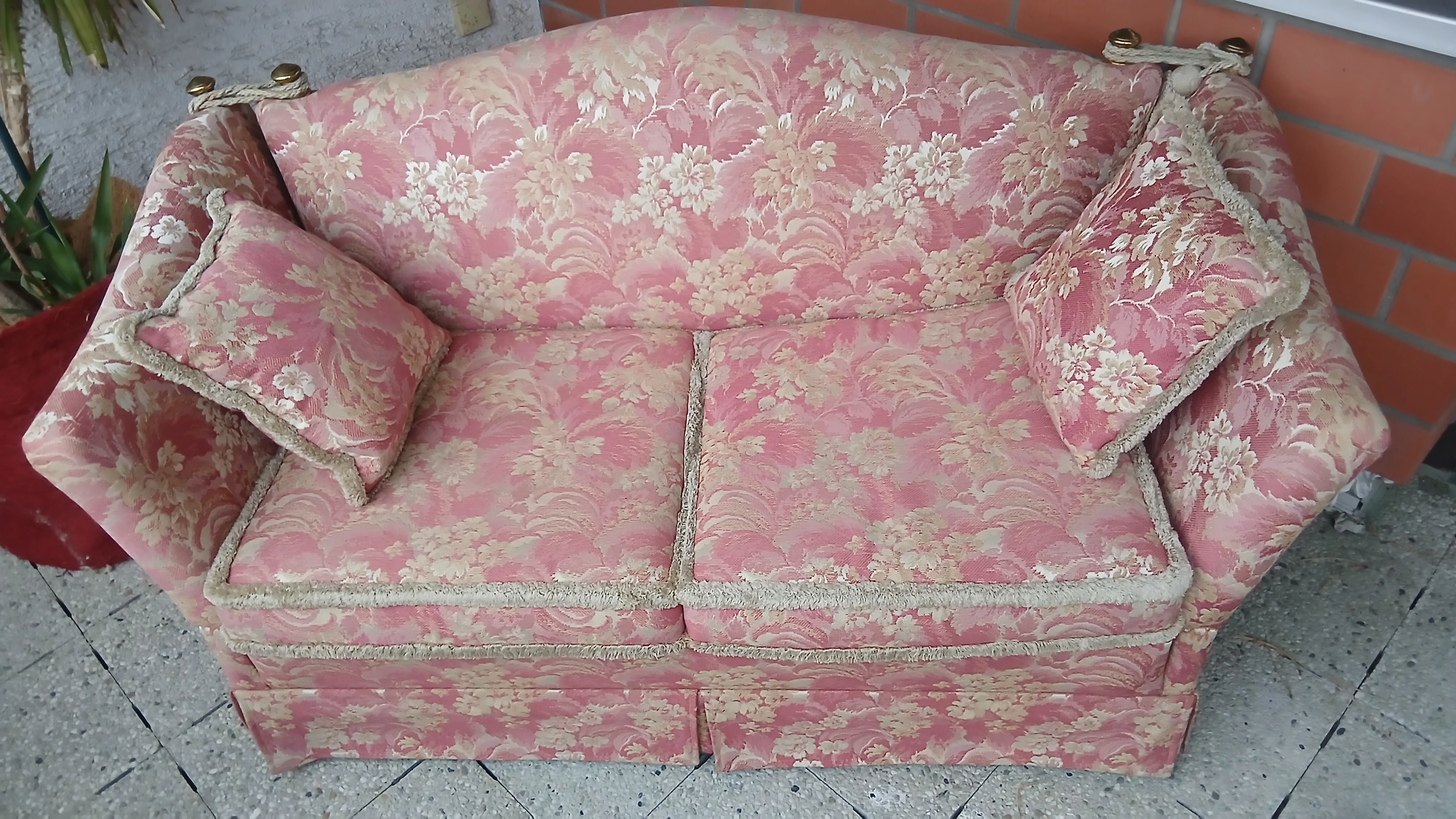 Mit Zierkissen