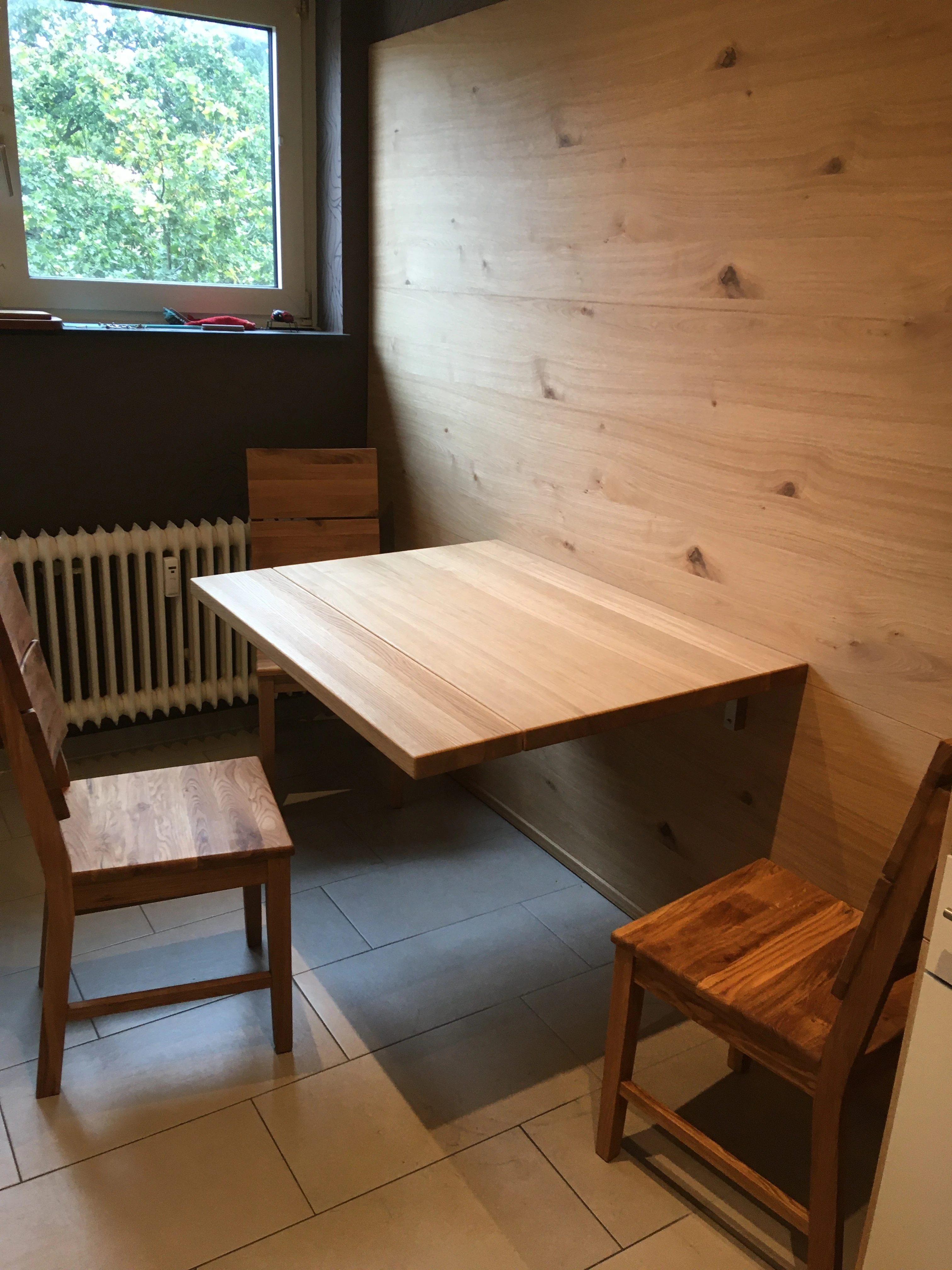 2023: wandhängender Esstisch (Holz);