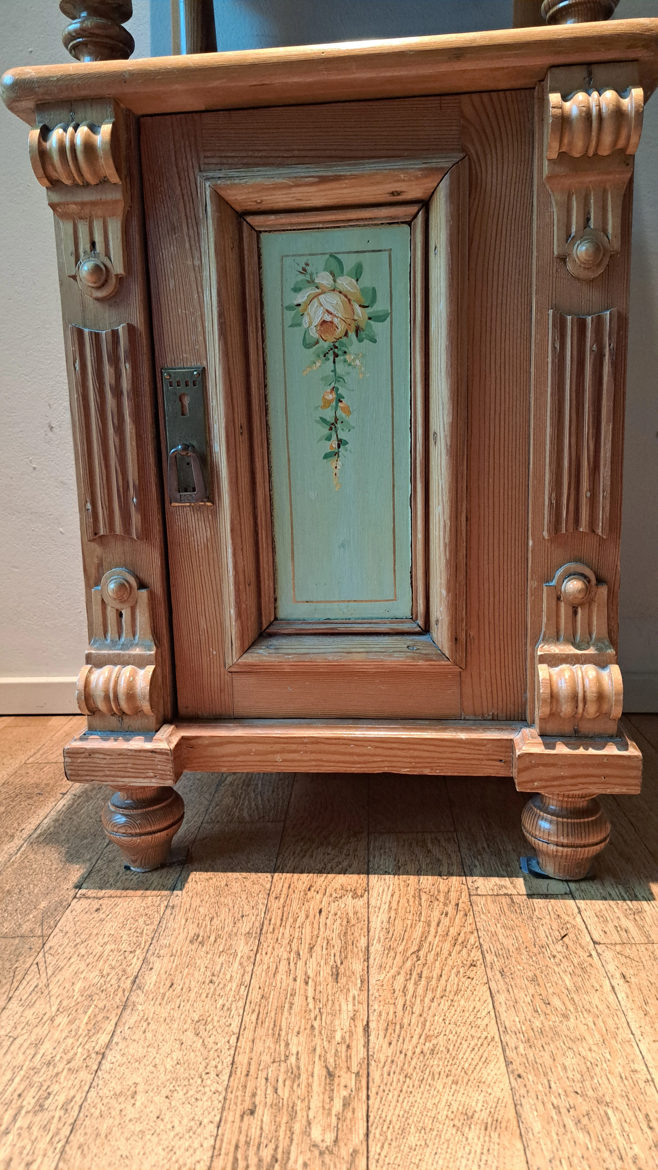 Nachschrank antik detail