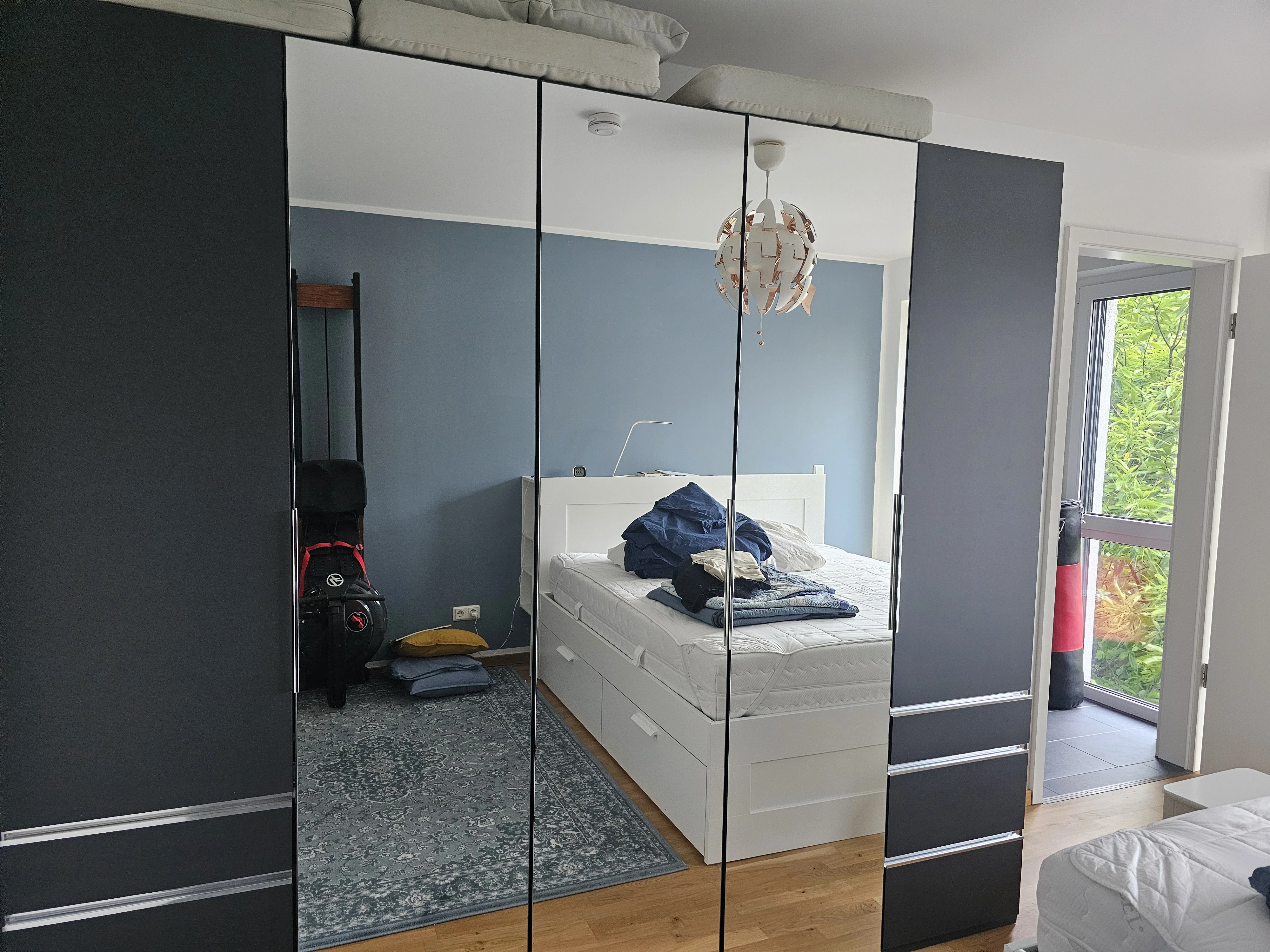 Schrank mit Spiegeltür