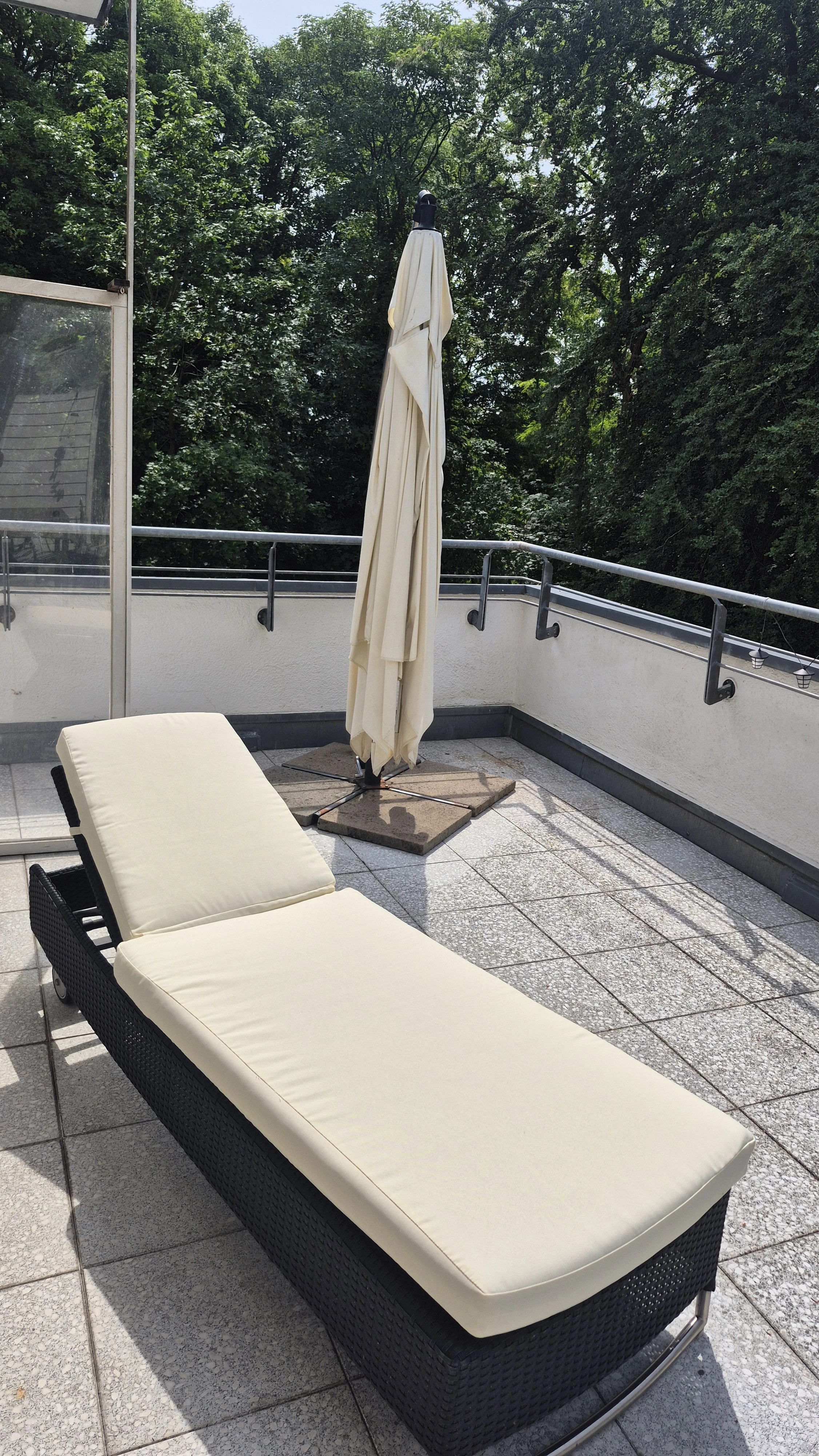 Liege und Sonnenschirm