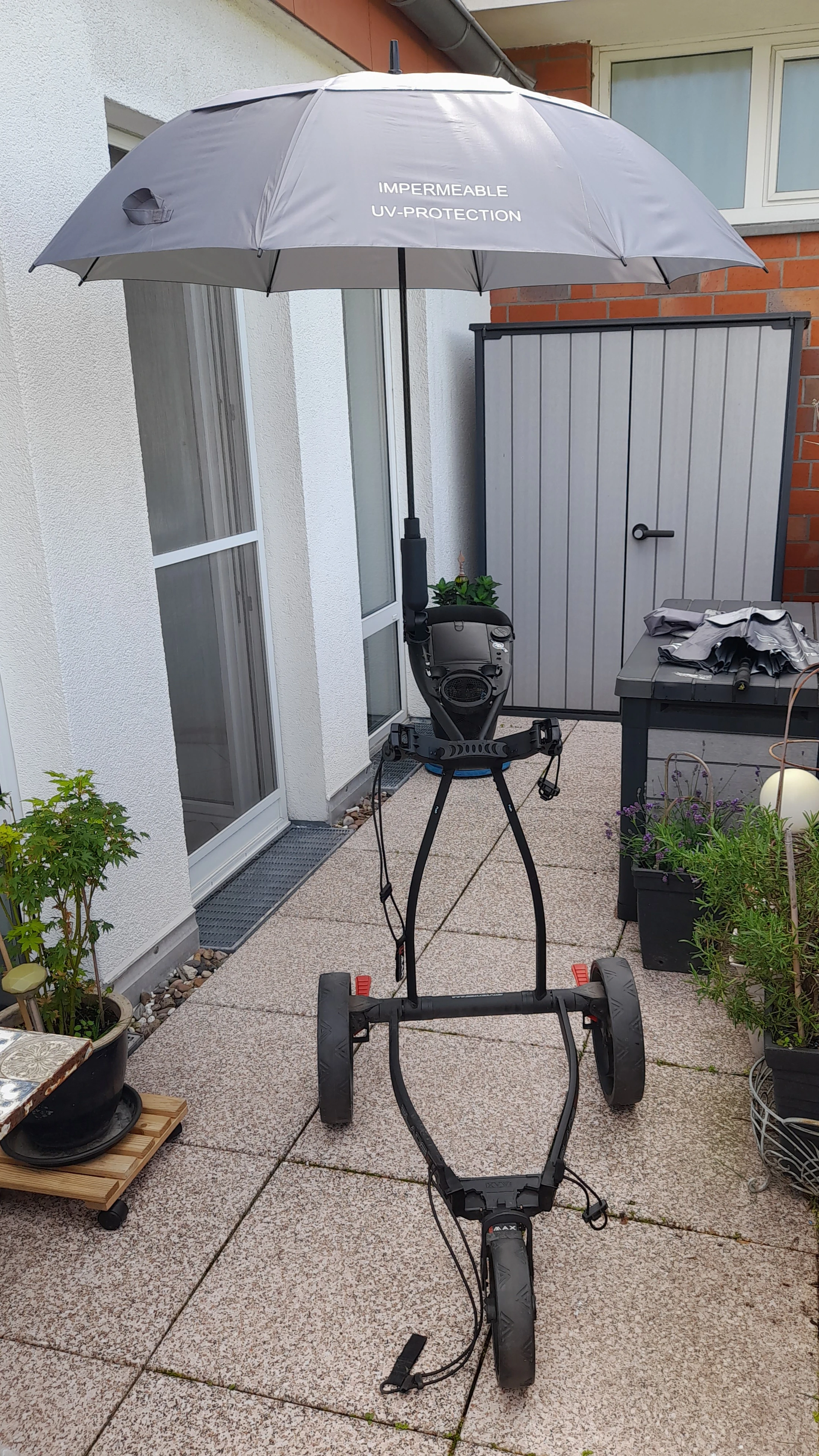 Mit Schirm und Halterung