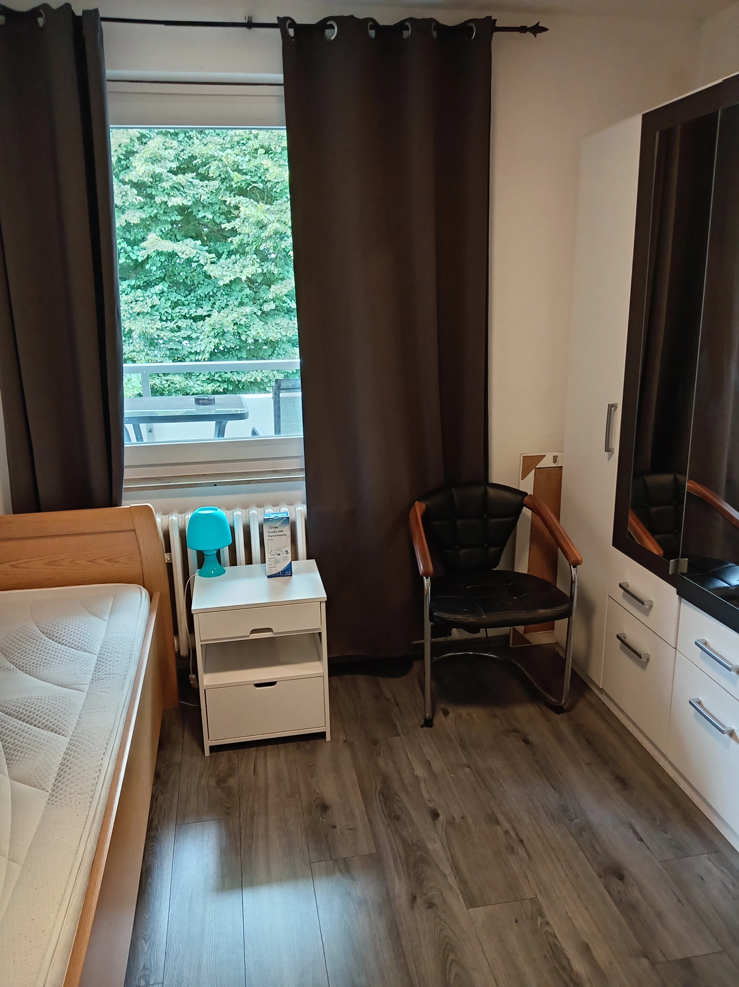 Das Zimmer ist Voll möbliert 