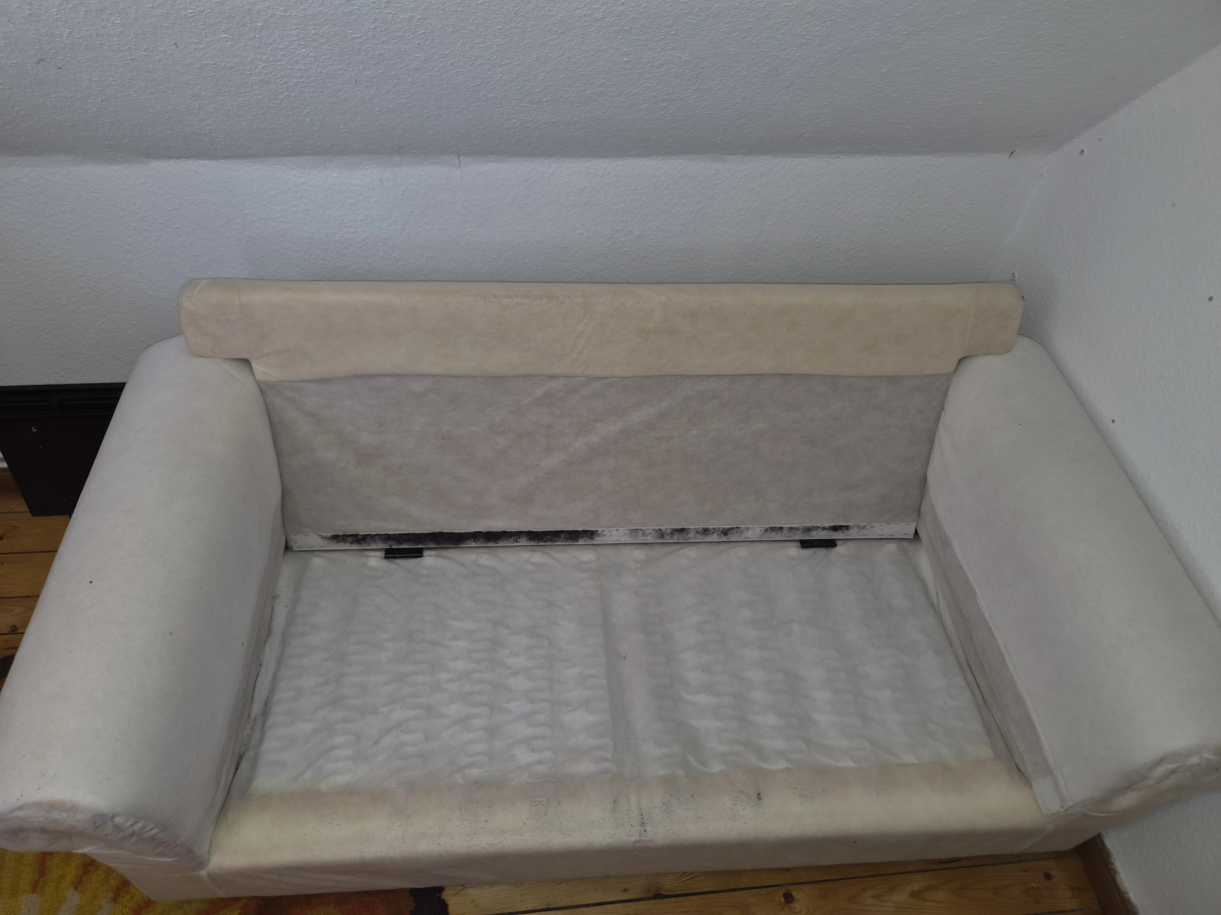 Das Sofa ohne Bezug