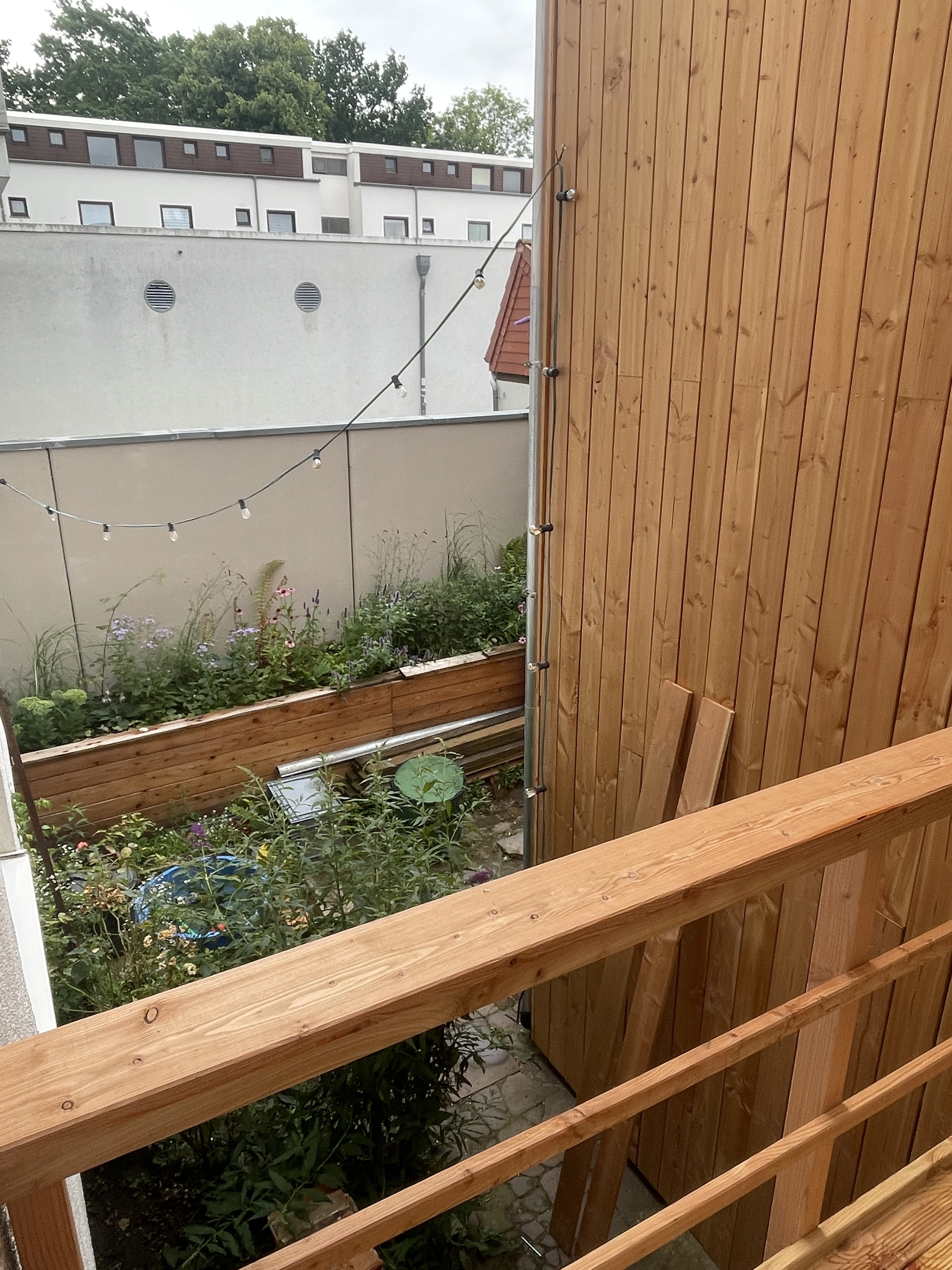 Balkon, Hinterhof und Holzfassade