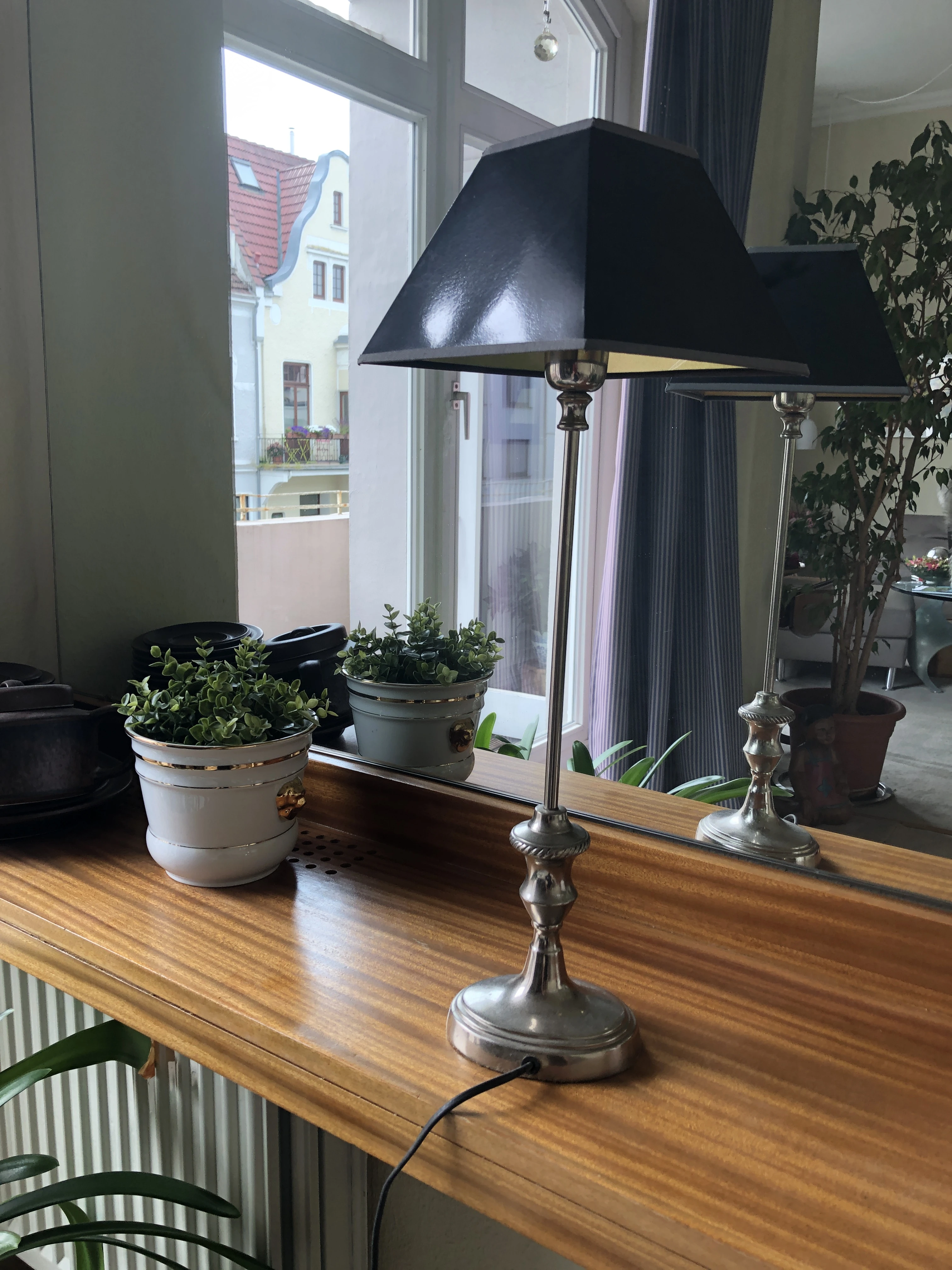 1 Tischlampe mit Metallschirm