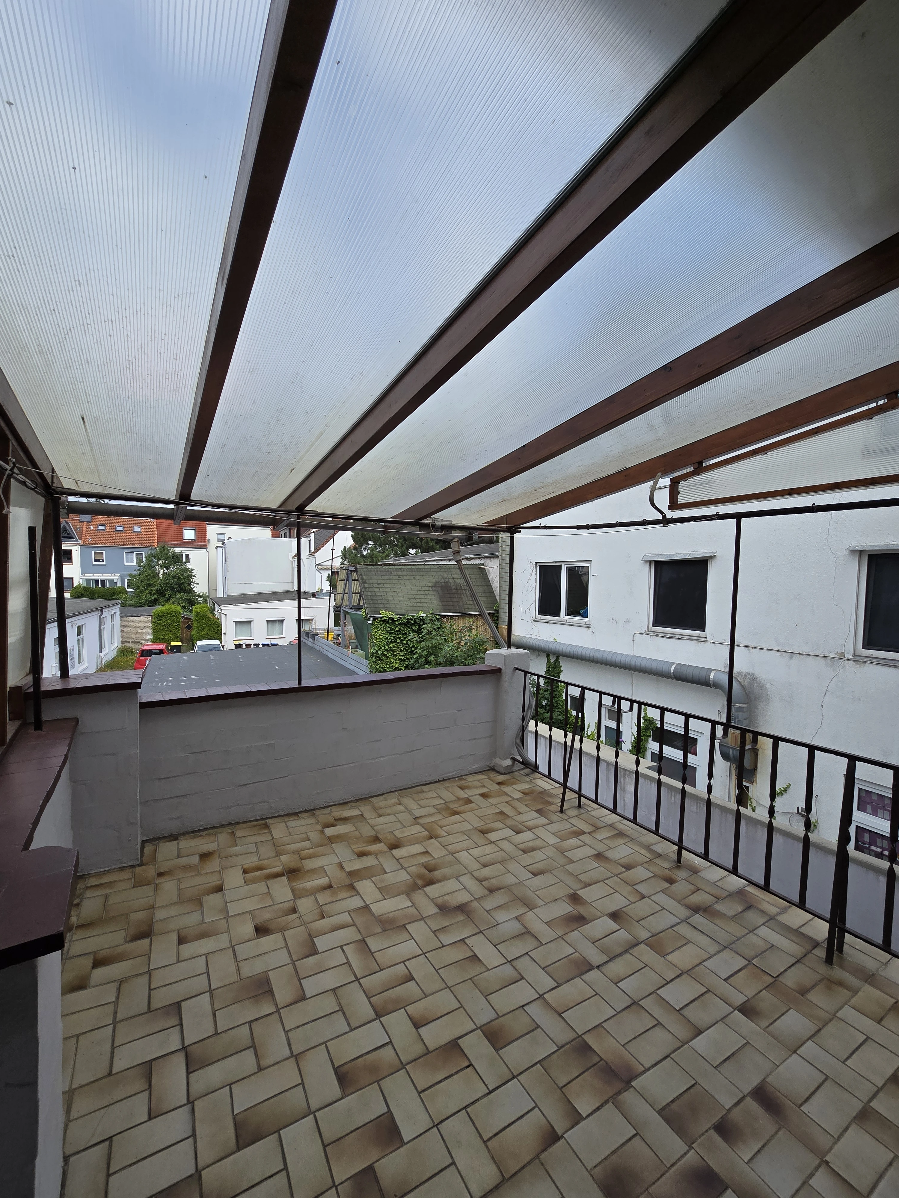 Überdachte Terrasse in der 1. Etage zum Garten