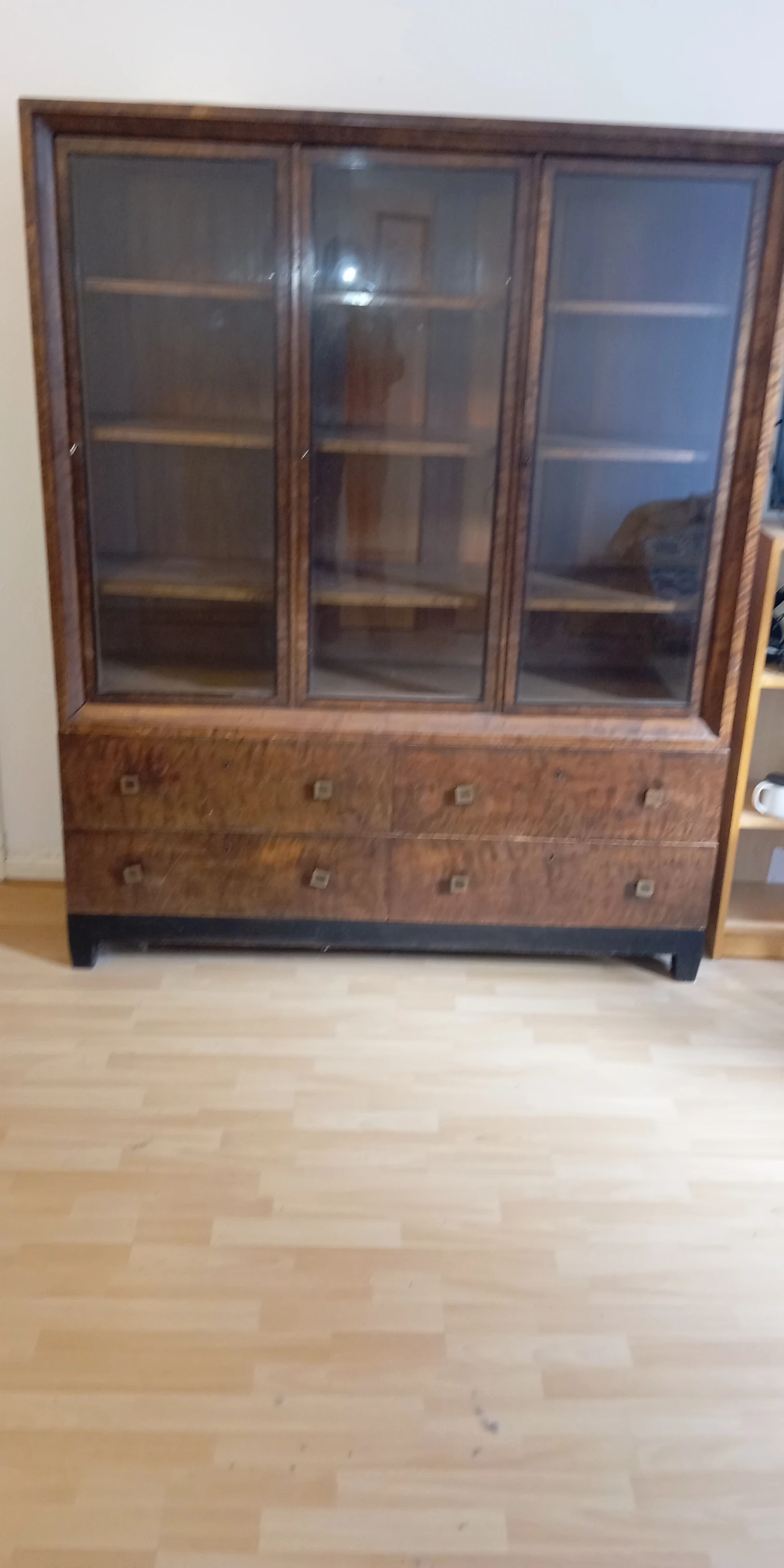 Alter Bücherschrank, Schreinerarbeit.