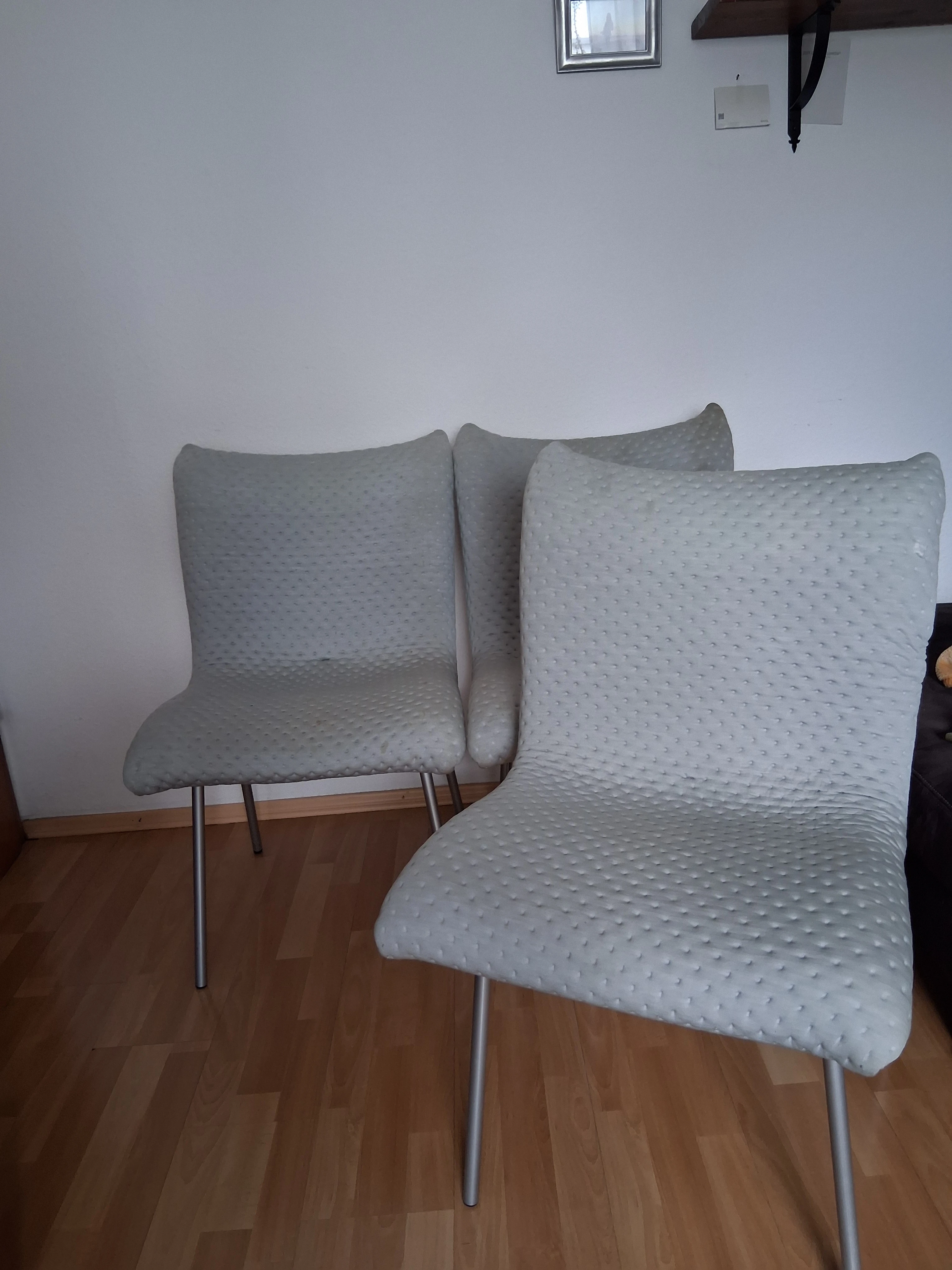 2 sind etwas schmuddelig, 1 hat ein kleines Loch im Bezug