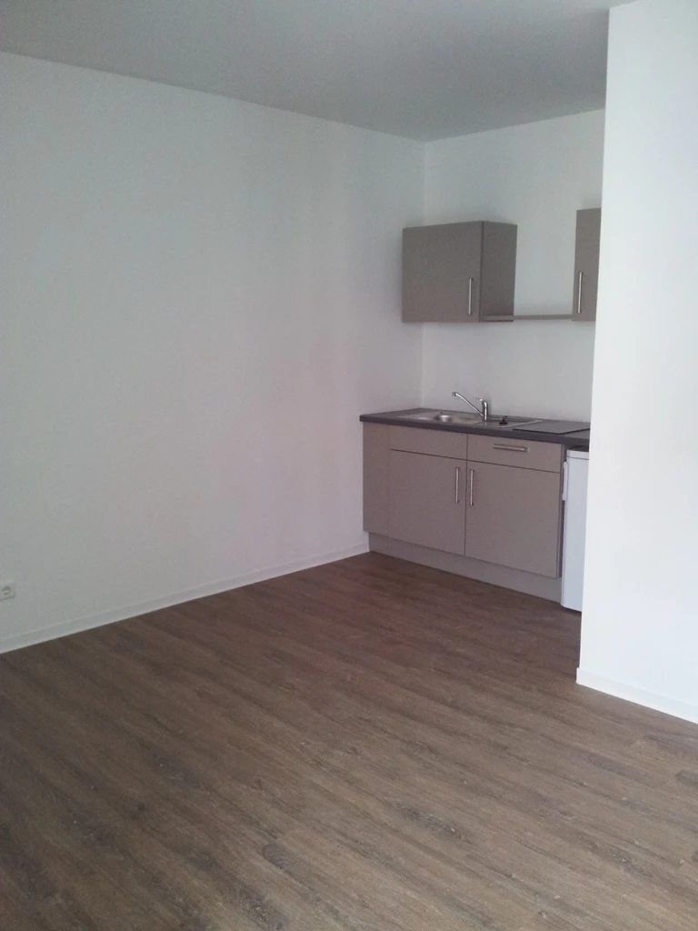Zimmer mit Küchenzeile Teilansicht