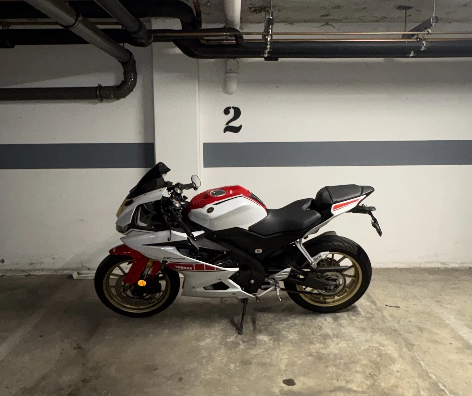 Seitenansicht links Yamah Y ZFR 125 b)
