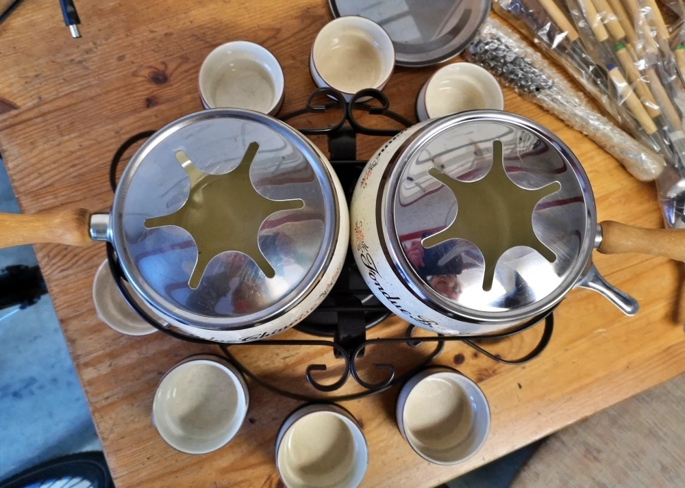 zwei Fonduetöpfe