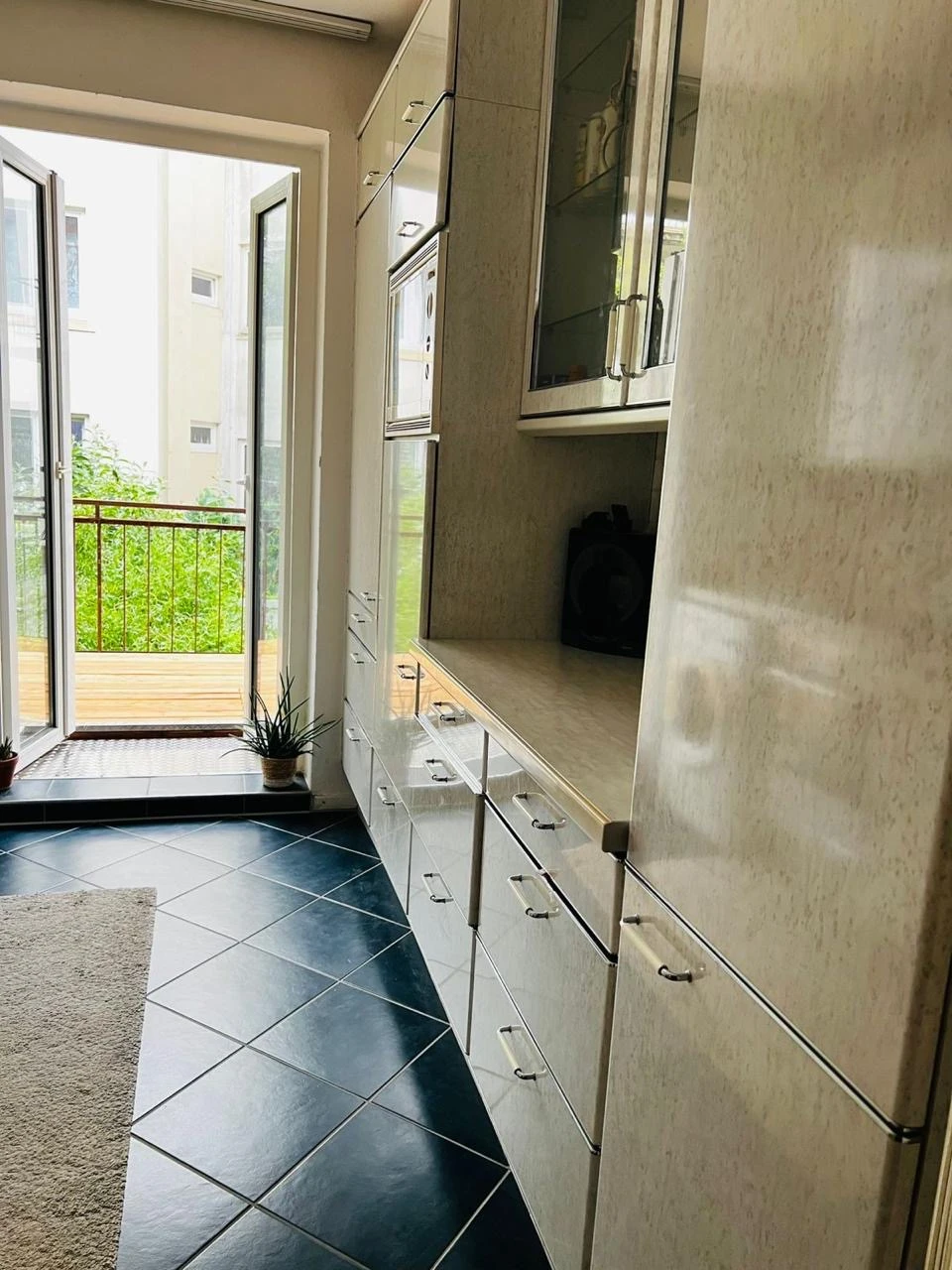 Küche mit Zugang zum Balkon