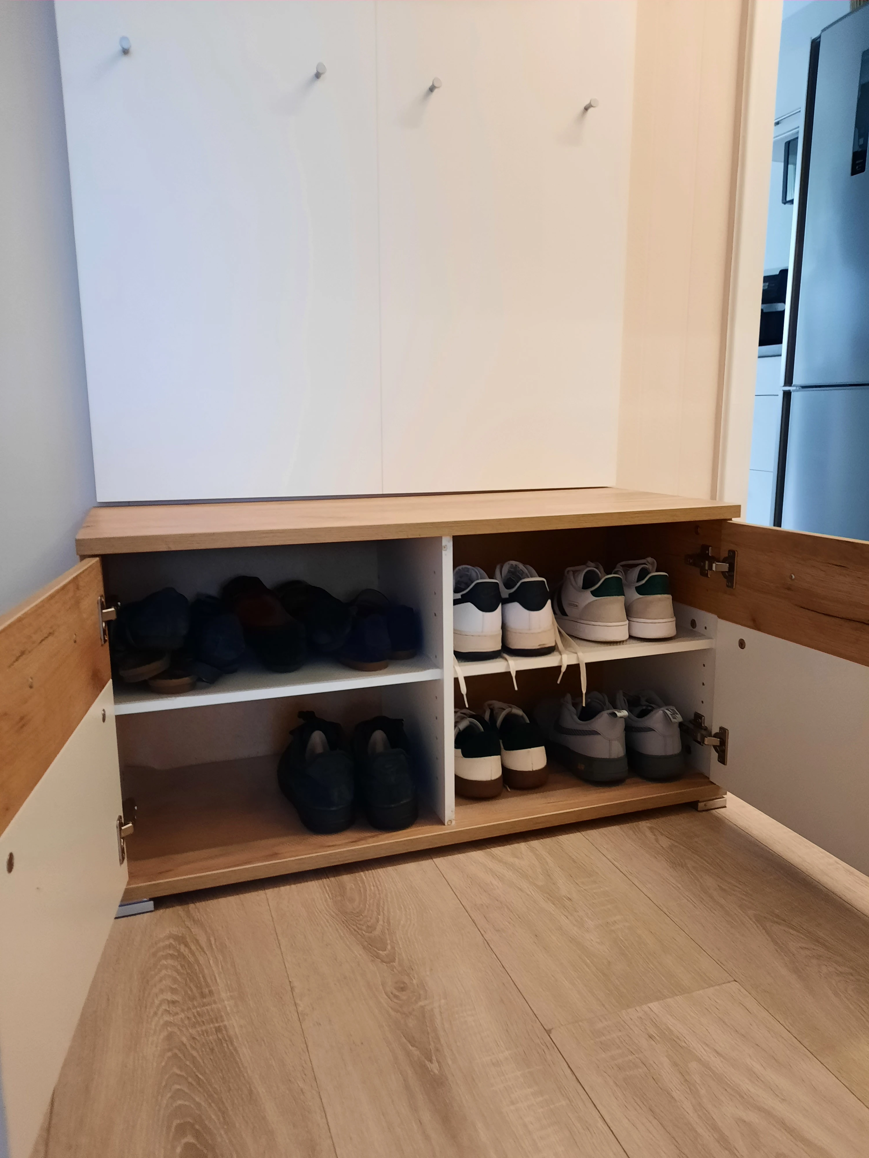 Mit Schuhablage 