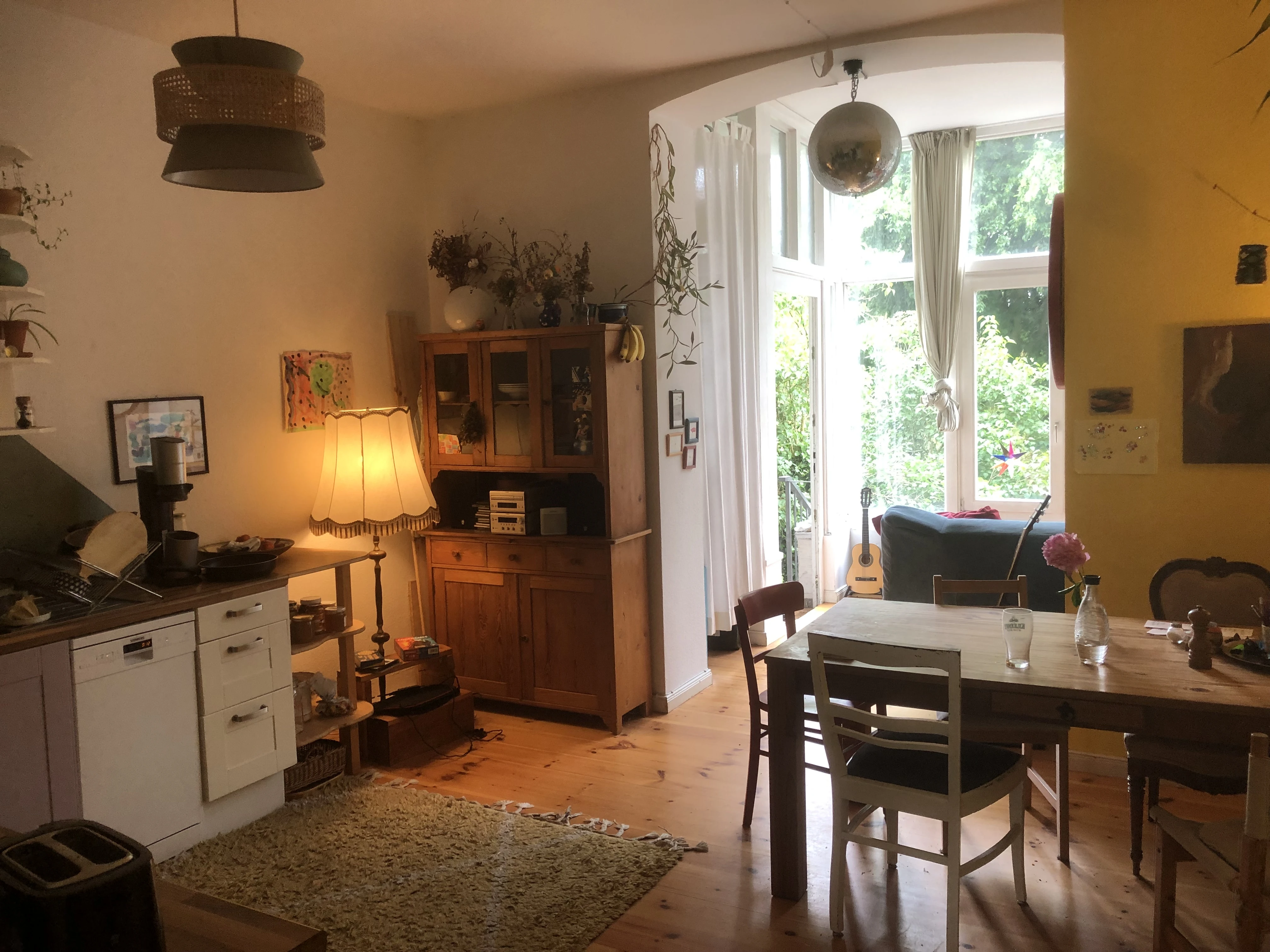 Wohnzimmer mit Küche
